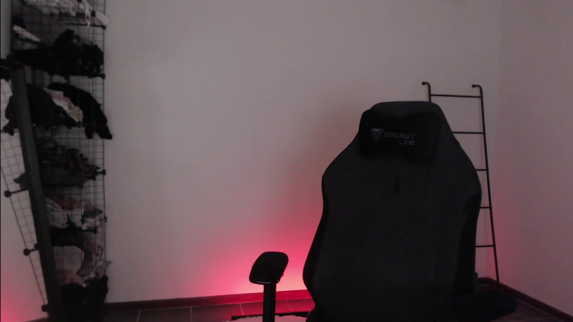 Gallery image thumbnail from RoomToAvoid's myfreecams stream on, 04/01/2023, 07:22 image 12 of 20