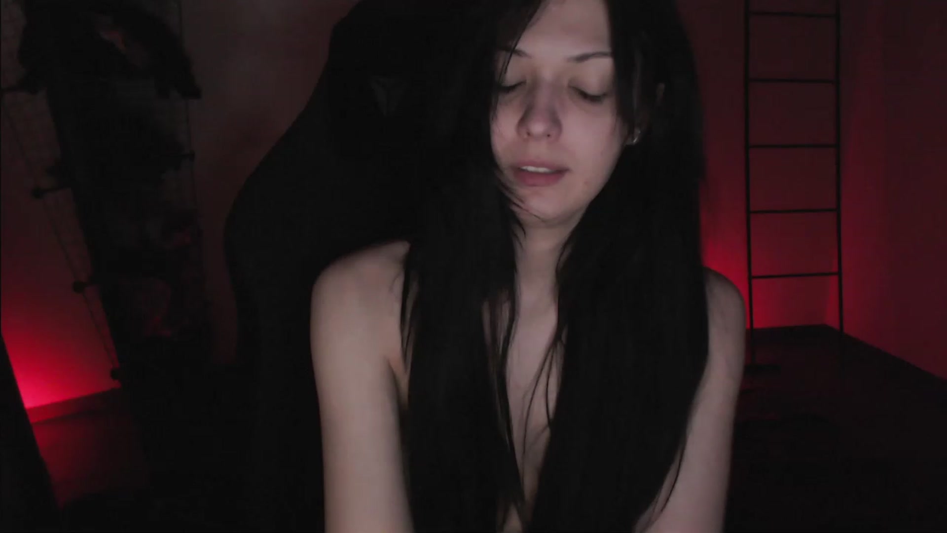 Gallery image thumbnail from RoomToAvoid's myfreecams stream on, 04/01/2023, 08:28 image 17 of 20