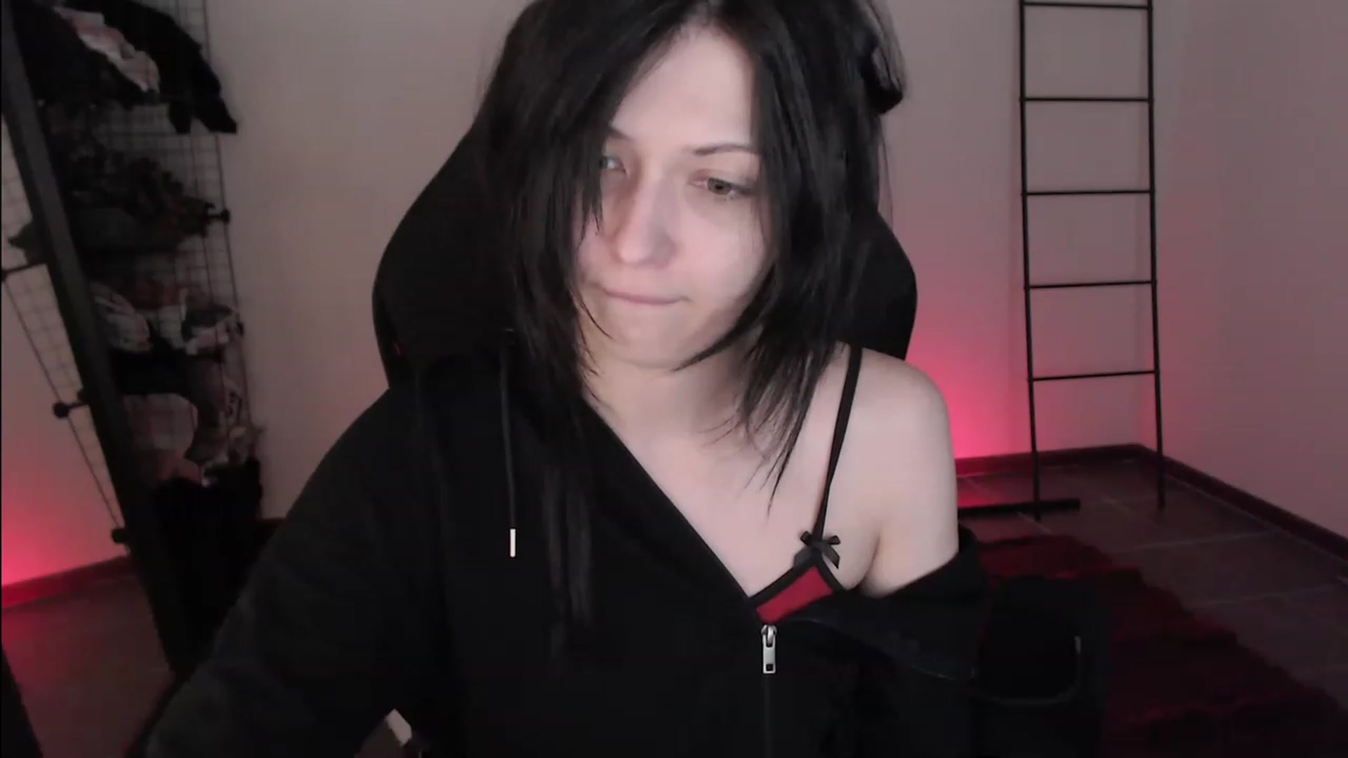Gallery image thumbnail from RoomToAvoid's myfreecams stream on, 04/01/2023, 08:28 image 2 of 20