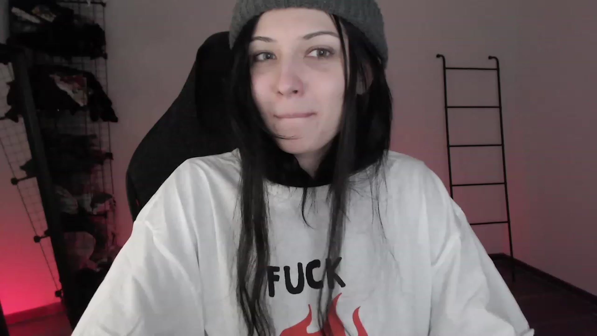 Gallery image thumbnail from RoomToAvoid's myfreecams stream on, 04/07/2023, 03:32 image 1 of 20
