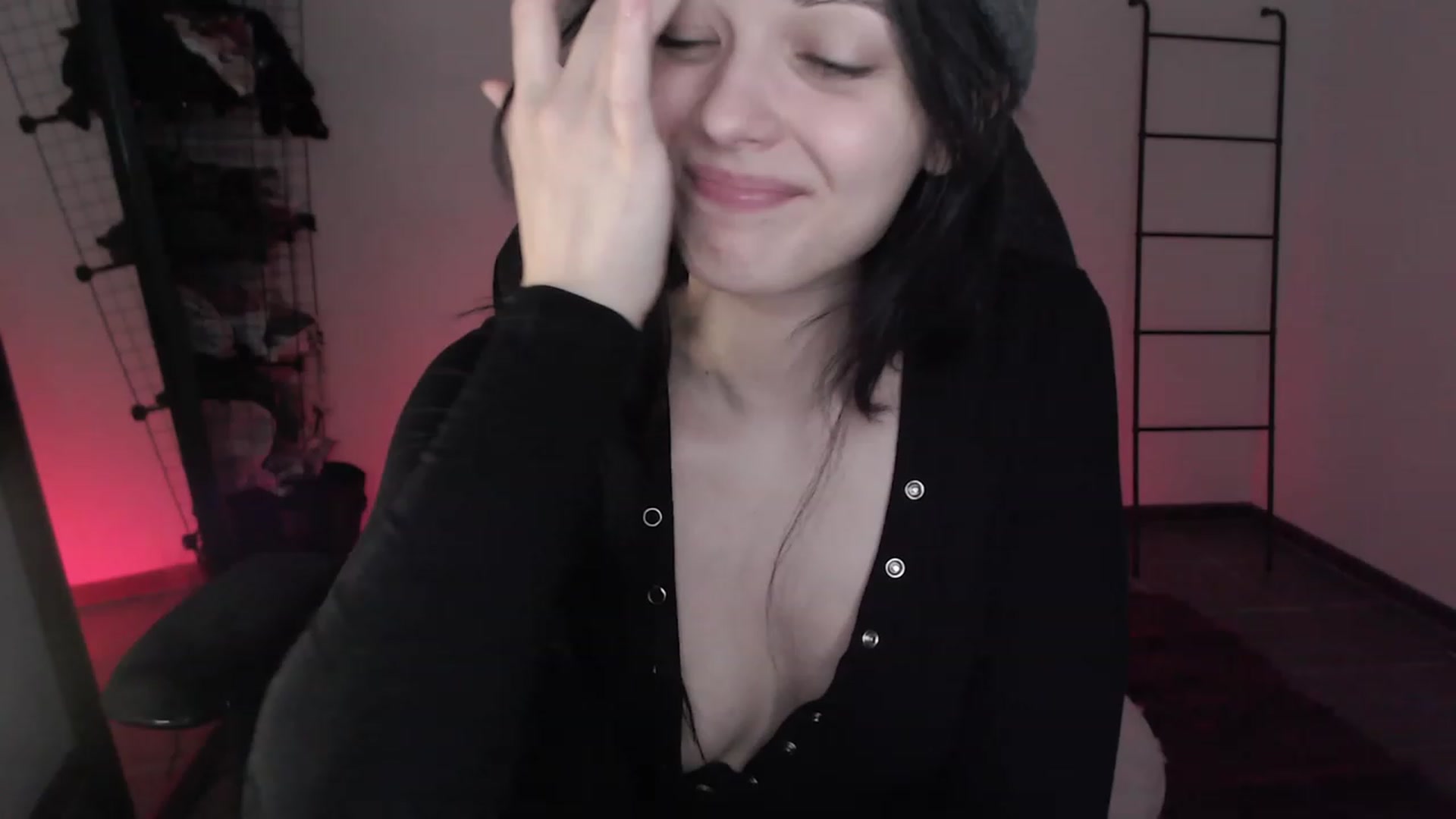 Gallery image thumbnail from RoomToAvoid's myfreecams stream on, 04/07/2023, 03:32 image 13 of 20