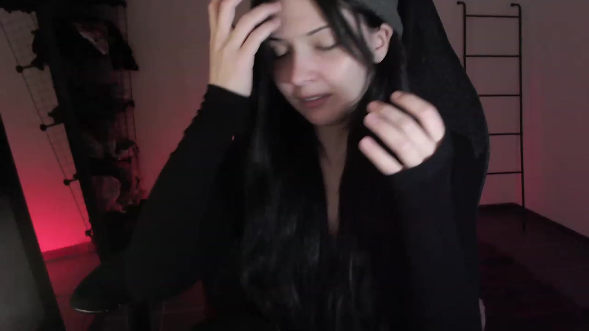 Gallery image thumbnail from RoomToAvoid's myfreecams stream on, 04/07/2023, 03:32 image 18 of 20