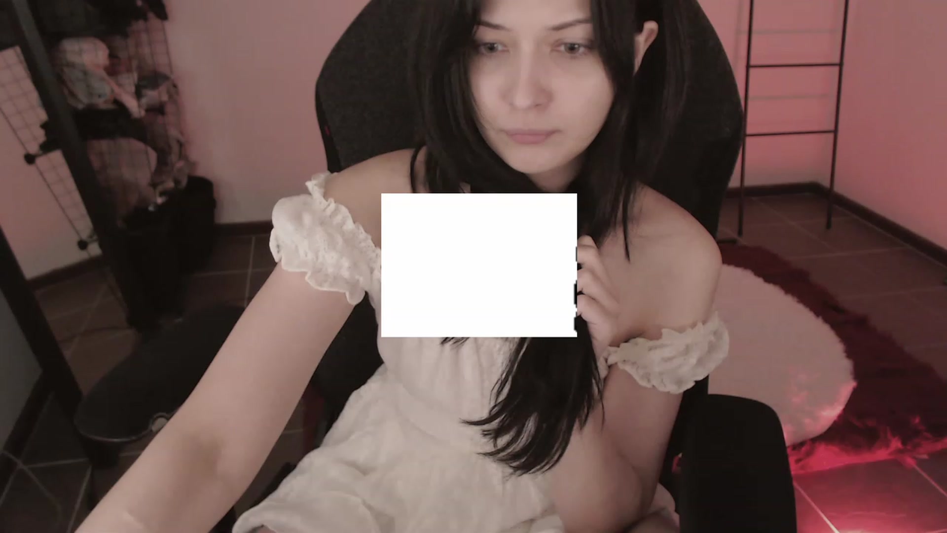 Gallery image thumbnail from RoomToAvoid's myfreecams stream on, 04/08/2023, 03:59 image 7 of 20