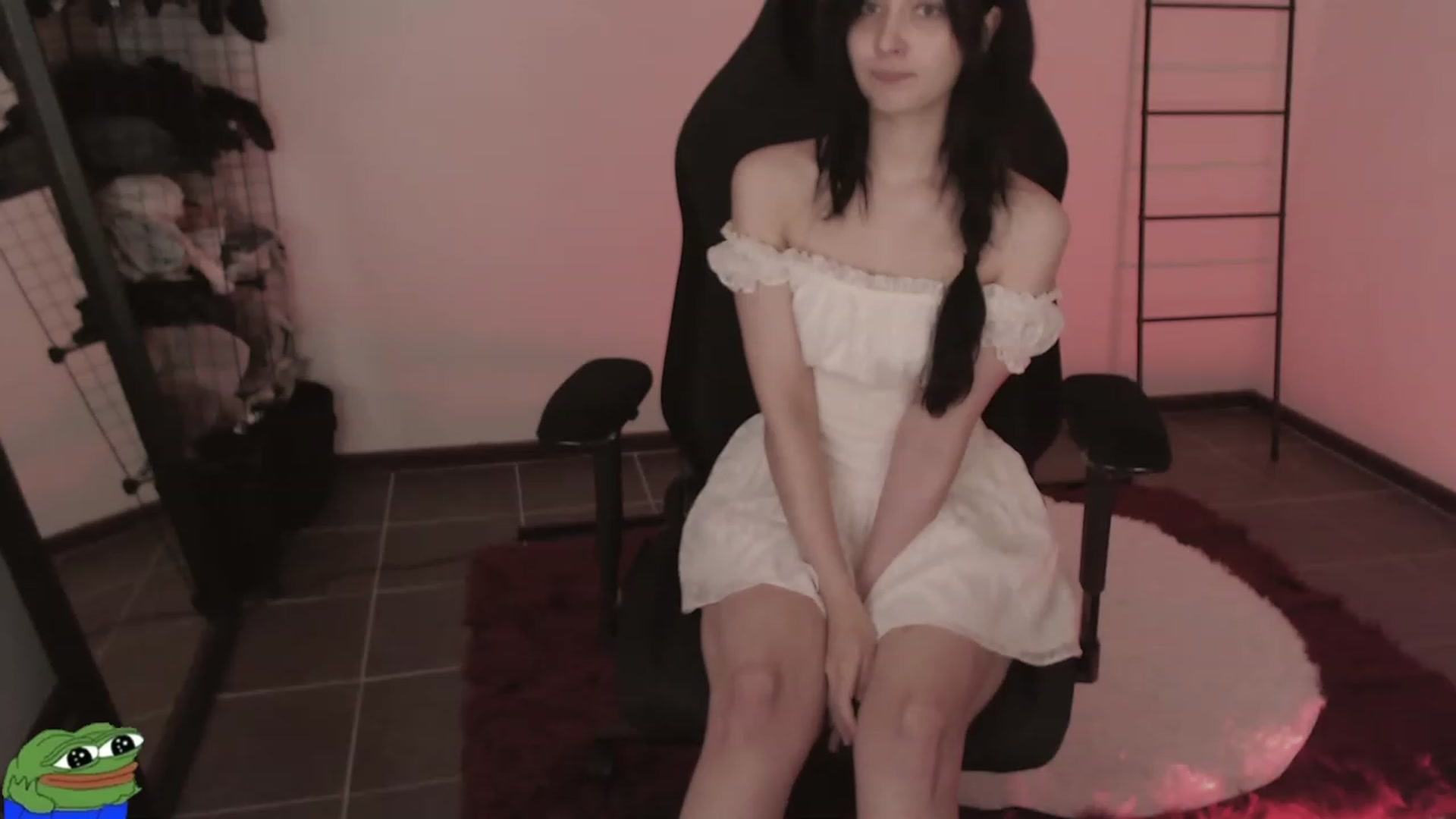 Gallery image thumbnail from RoomToAvoid's myfreecams stream on, 04/08/2023, 03:59 image 13 of 20