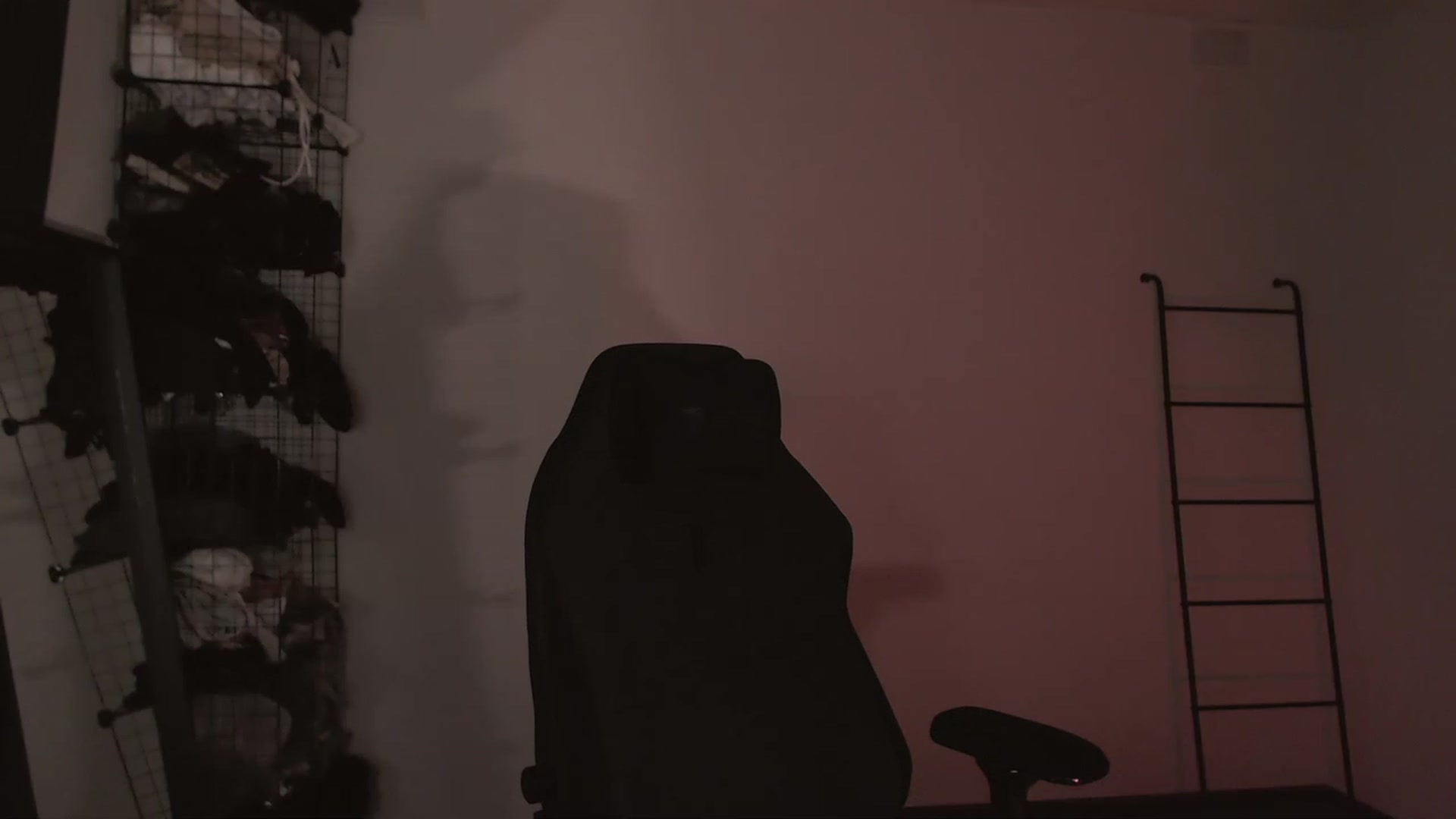 Gallery image thumbnail from RoomToAvoid's myfreecams stream on, 04/08/2023, 04:33 image 6 of 20