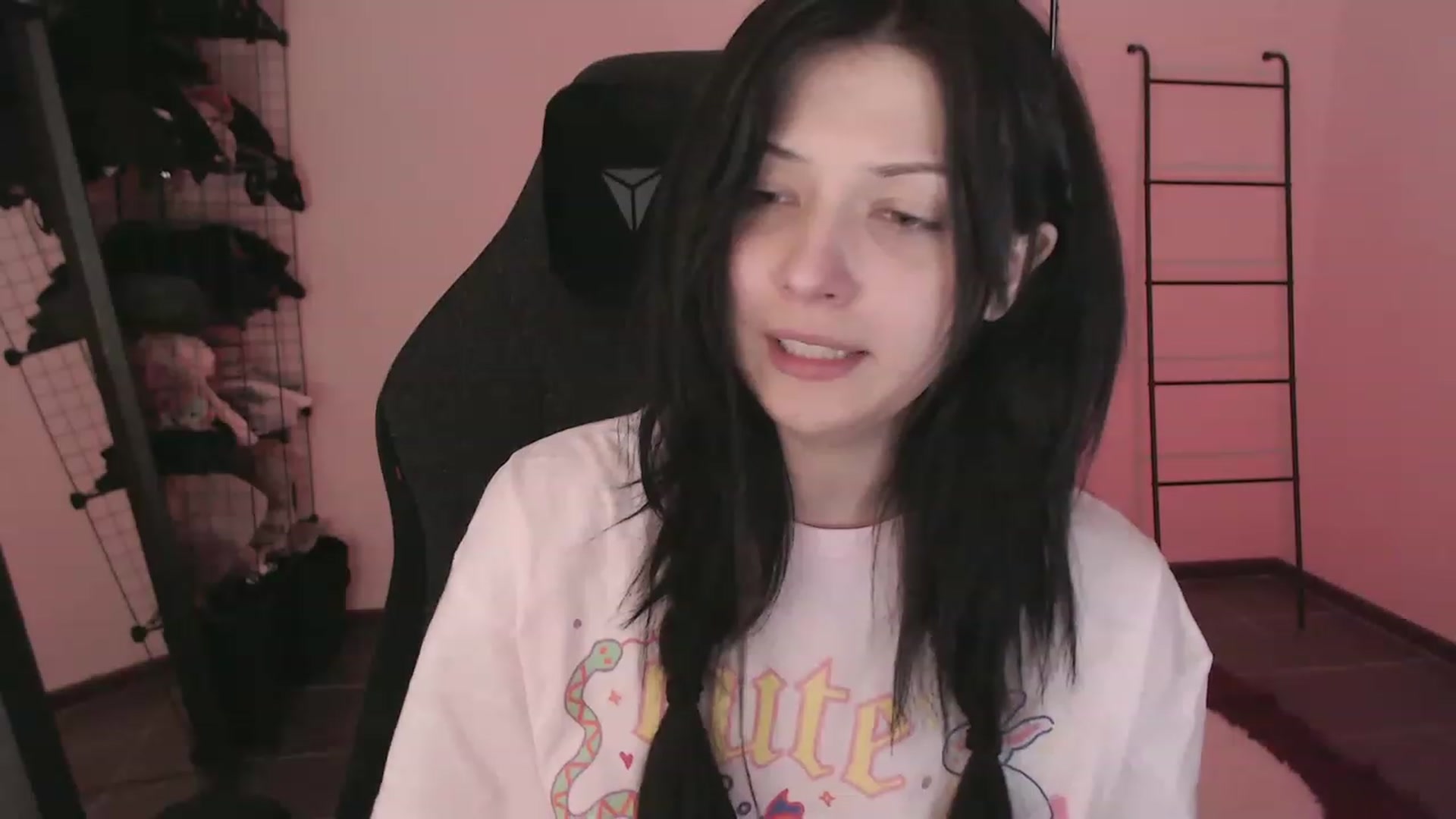 Gallery image thumbnail from RoomToAvoid's myfreecams stream on, 04/09/2023, 04:00 image 3 of 20