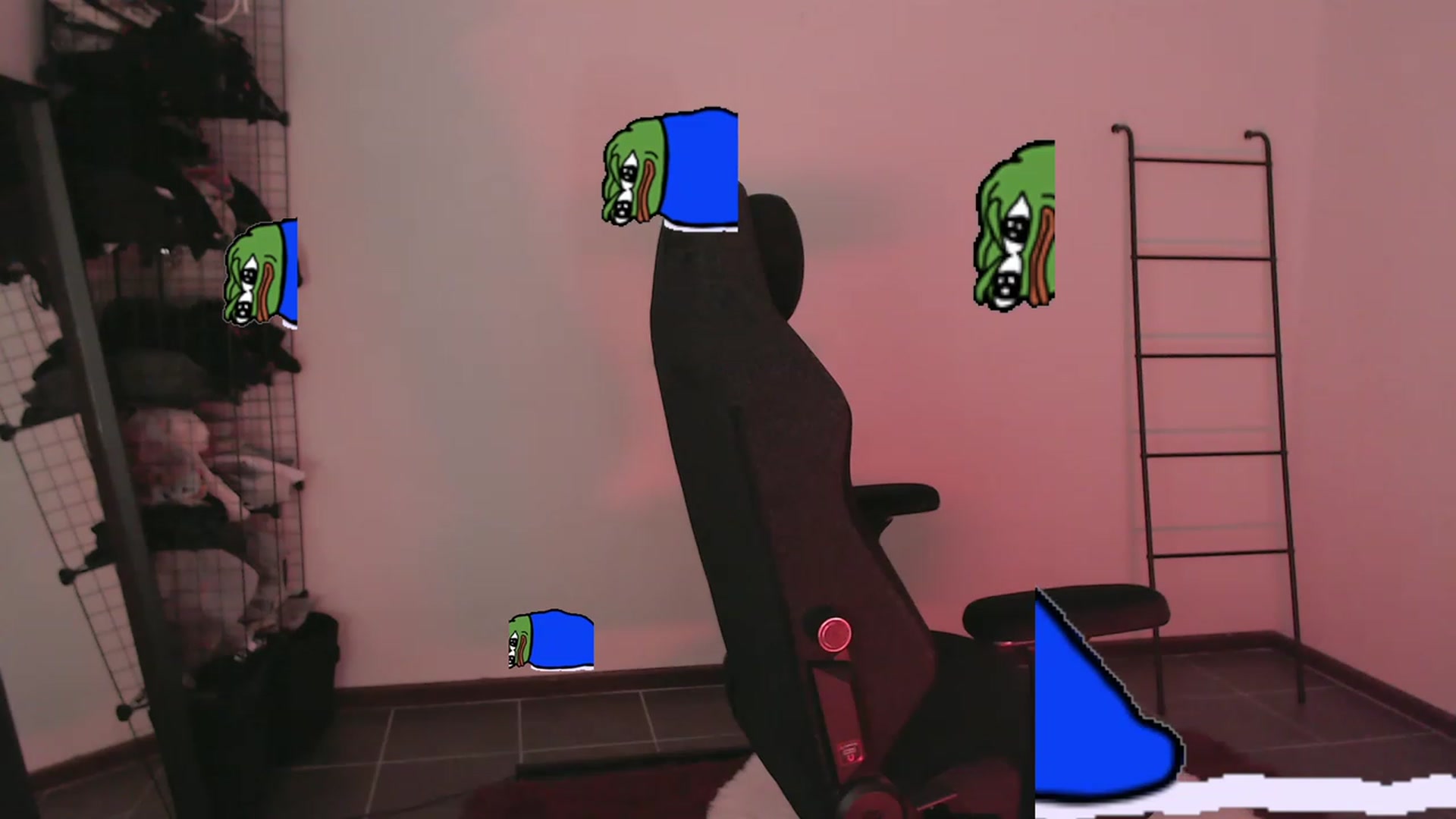 Gallery image thumbnail from RoomToAvoid's myfreecams stream on, 04/09/2023, 04:00 image 2 of 20