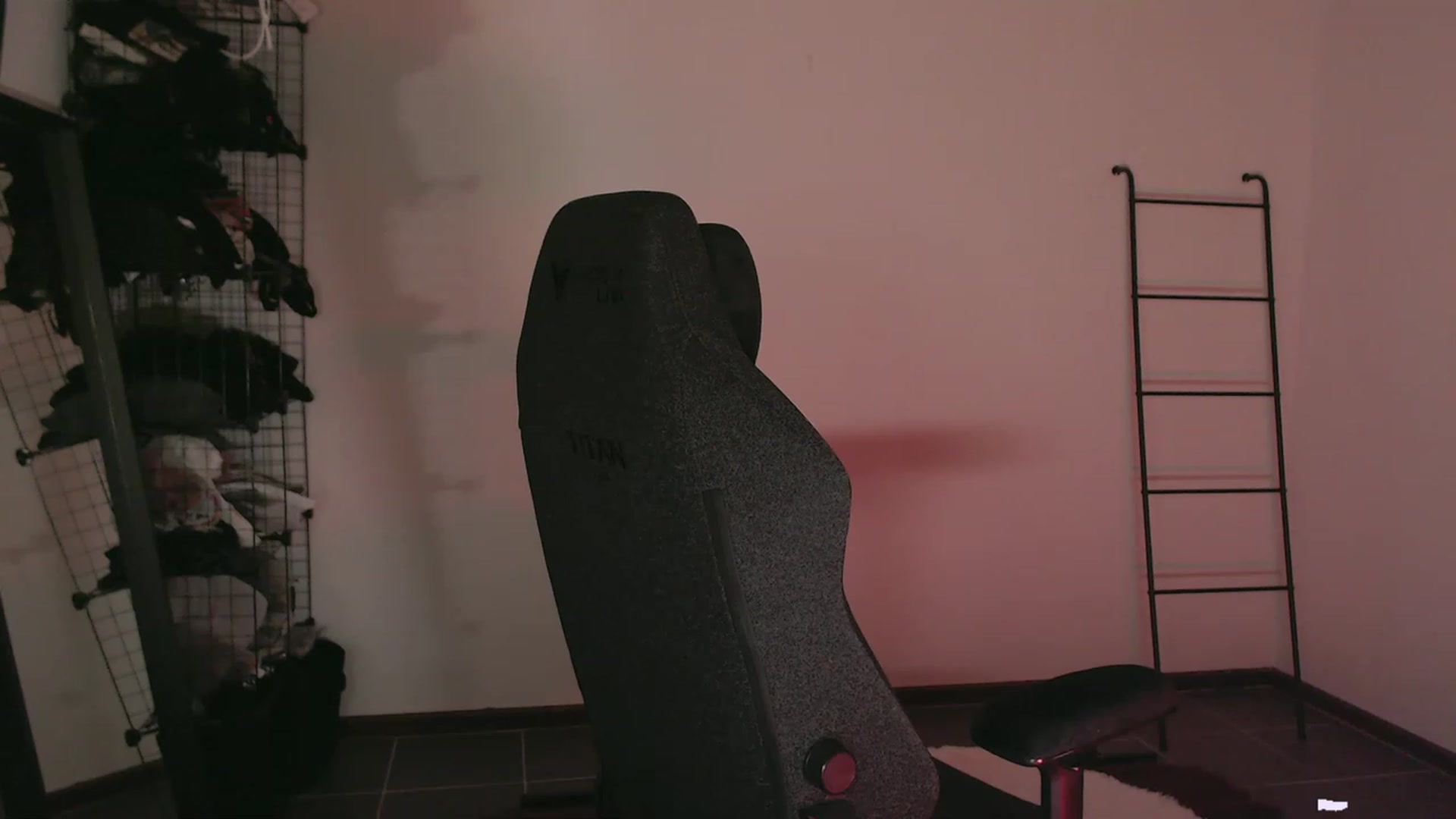 Gallery image thumbnail from RoomToAvoid's myfreecams stream on, 04/09/2023, 07:48 image 12 of 20