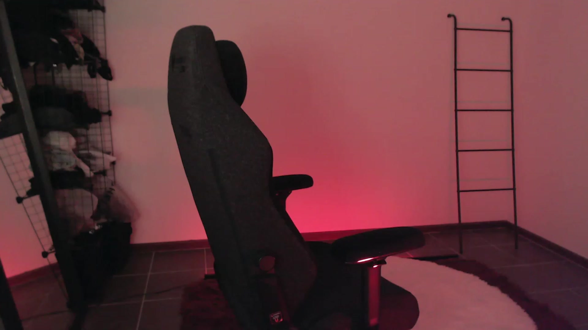 Gallery image thumbnail from RoomToAvoid's myfreecams stream on, 04/10/2023, 01:51 image 12 of 20