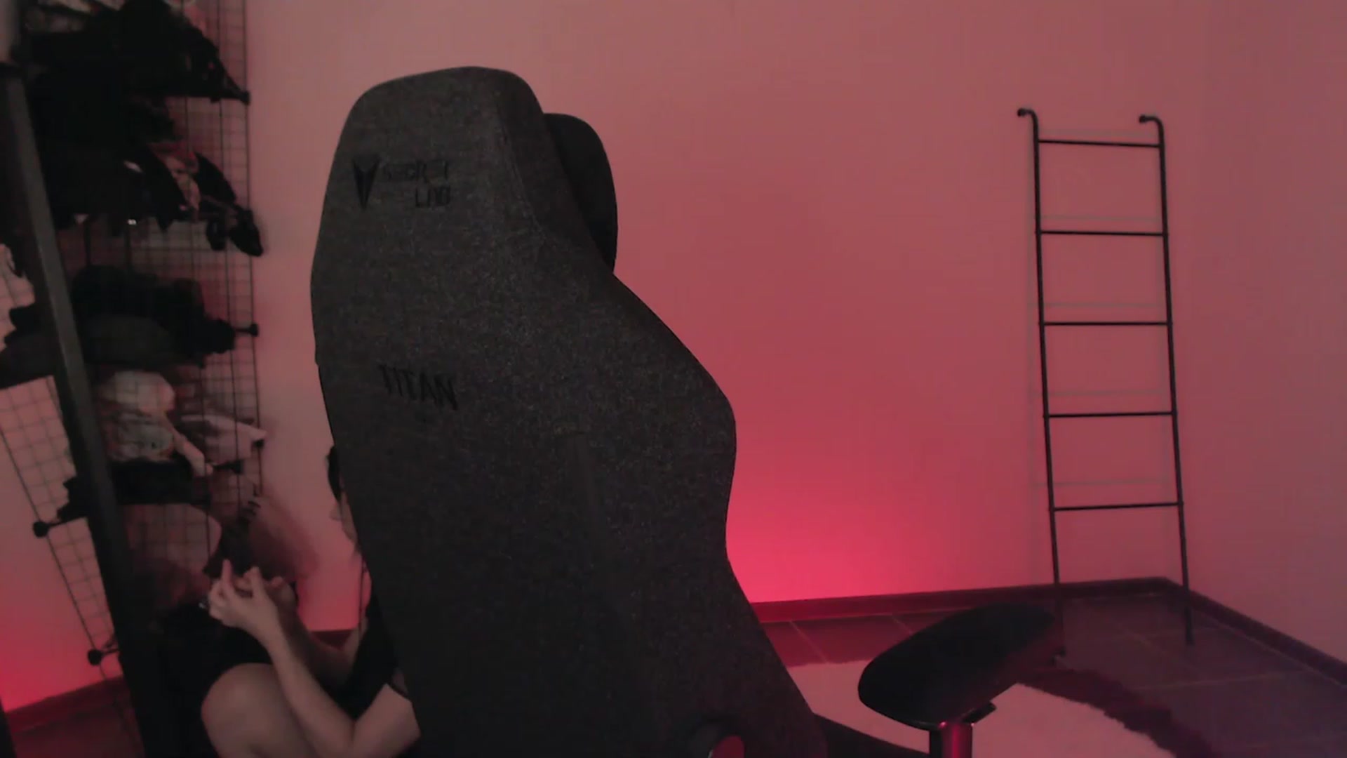 Gallery image thumbnail from RoomToAvoid's myfreecams stream on, 04/10/2023, 01:51 image 2 of 20