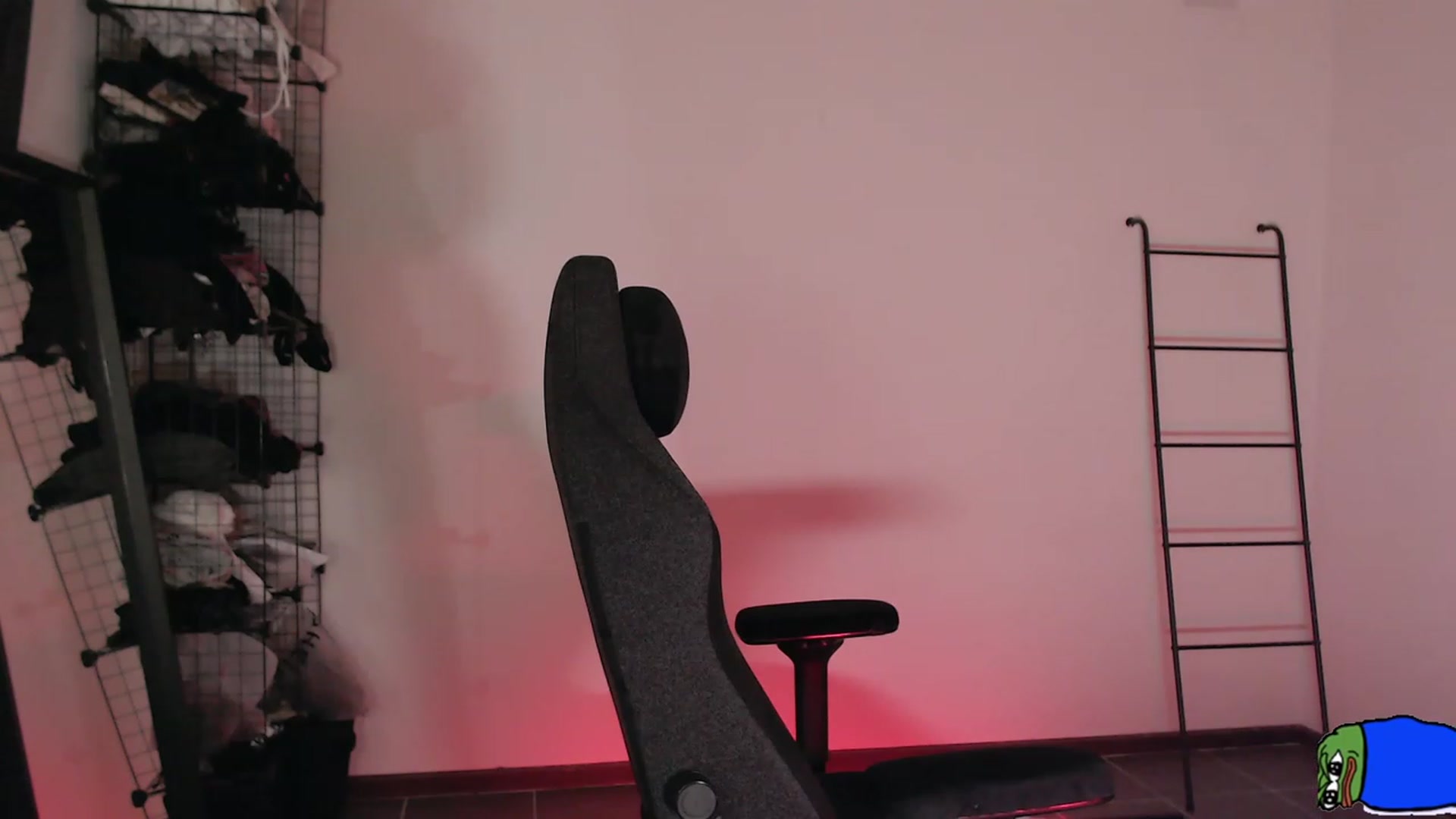 Gallery image thumbnail from RoomToAvoid's myfreecams stream on, 04/10/2023, 04:40 image 13 of 20
