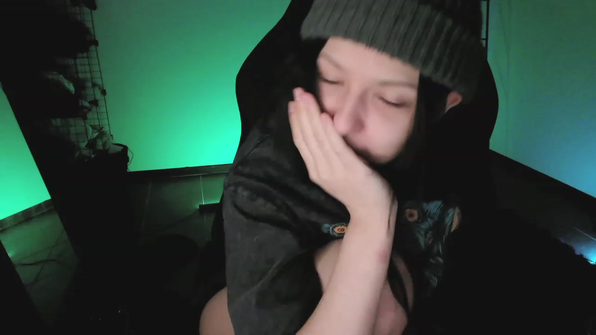 Gallery image thumbnail from RoomToAvoid's myfreecams stream on, 04/14/2023, 05:19 image 17 of 20
