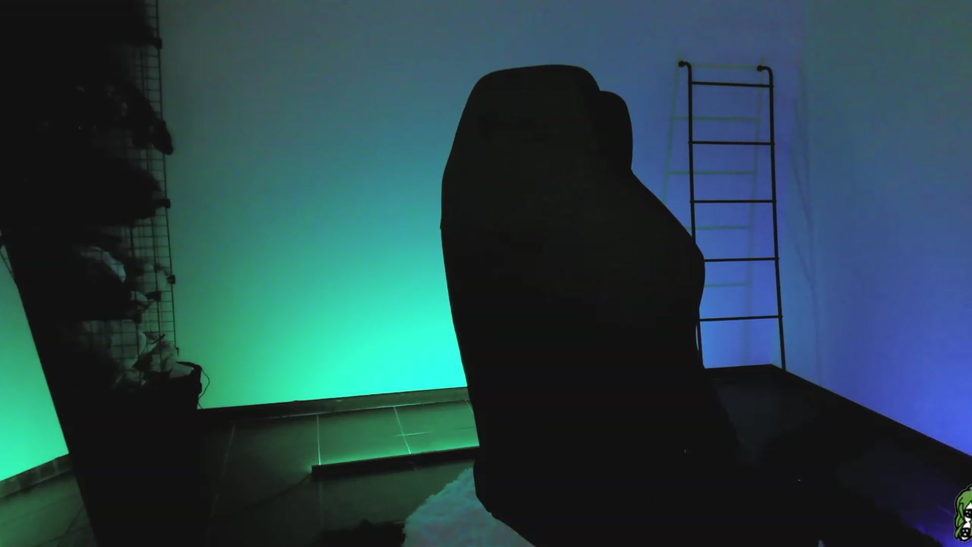 Gallery image thumbnail from RoomToAvoid's myfreecams stream on, 04/14/2023, 05:19 image 9 of 20
