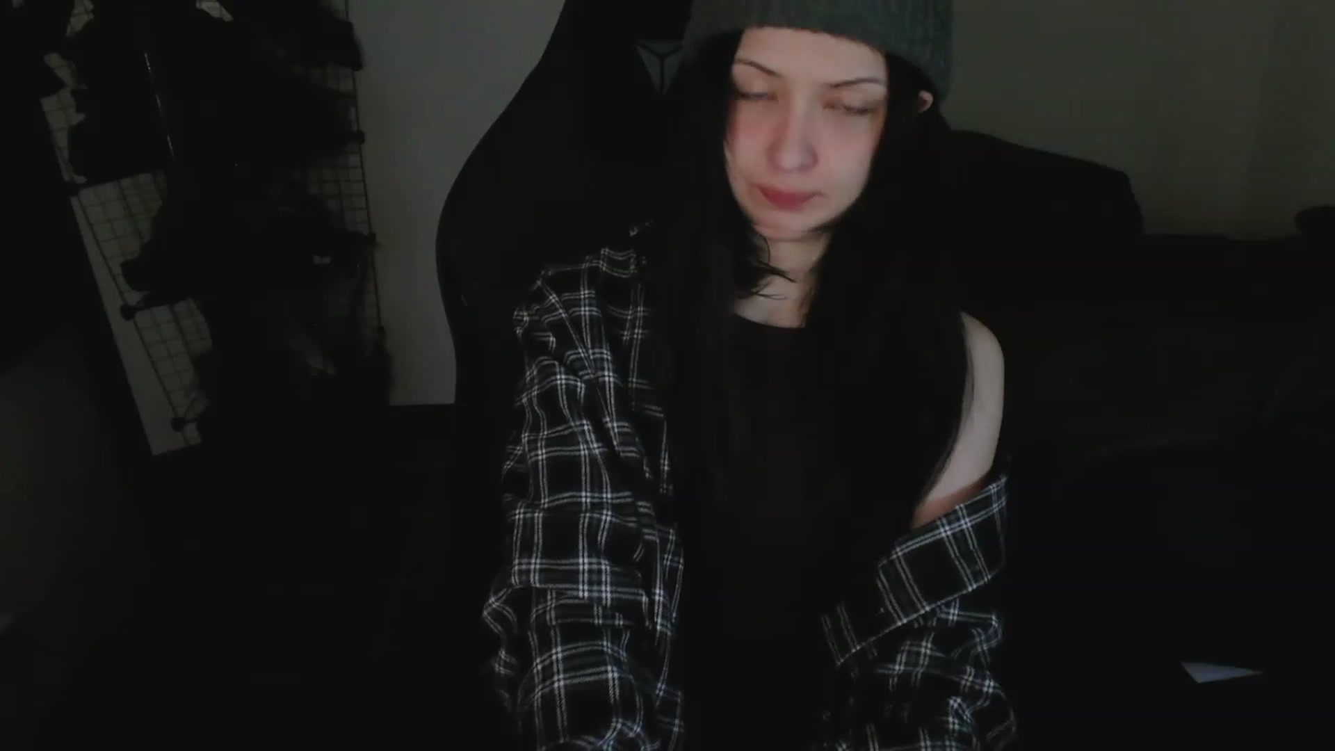 Gallery image thumbnail from RoomToAvoid's myfreecams stream on, 04/21/2023, 02:51 image 2 of 20