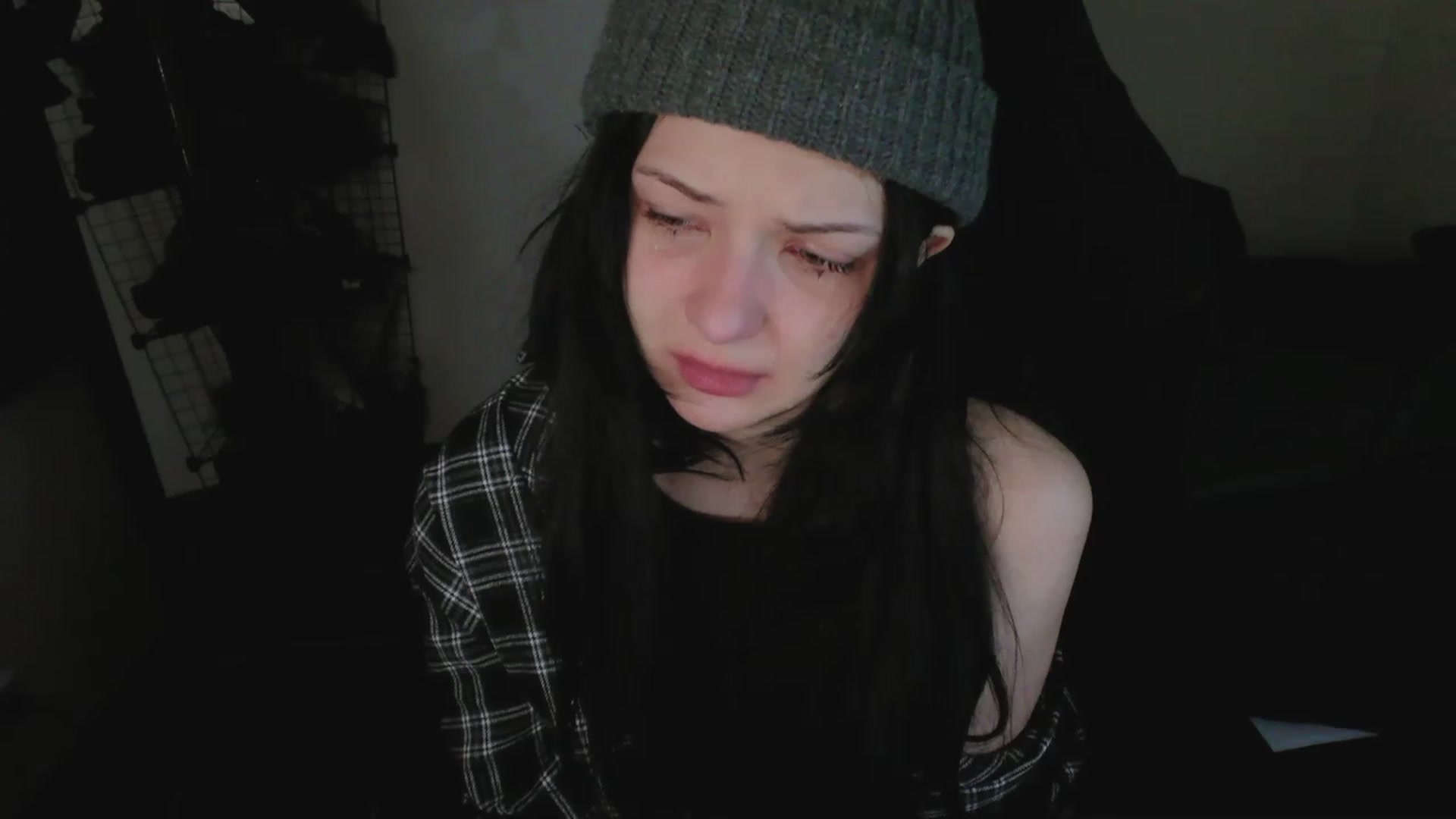 Gallery image thumbnail from RoomToAvoid's myfreecams stream on, 04/21/2023, 02:51 image 3 of 20