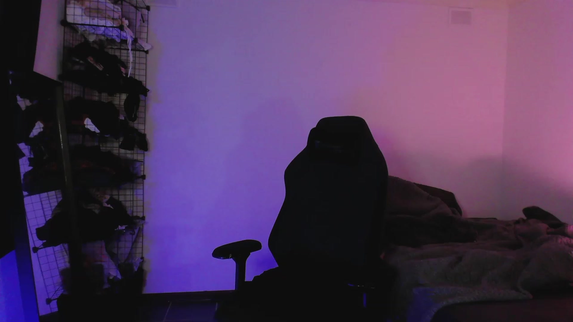 Gallery image thumbnail from RoomToAvoid's myfreecams stream on, 04/21/2023, 05:02 image 2 of 20