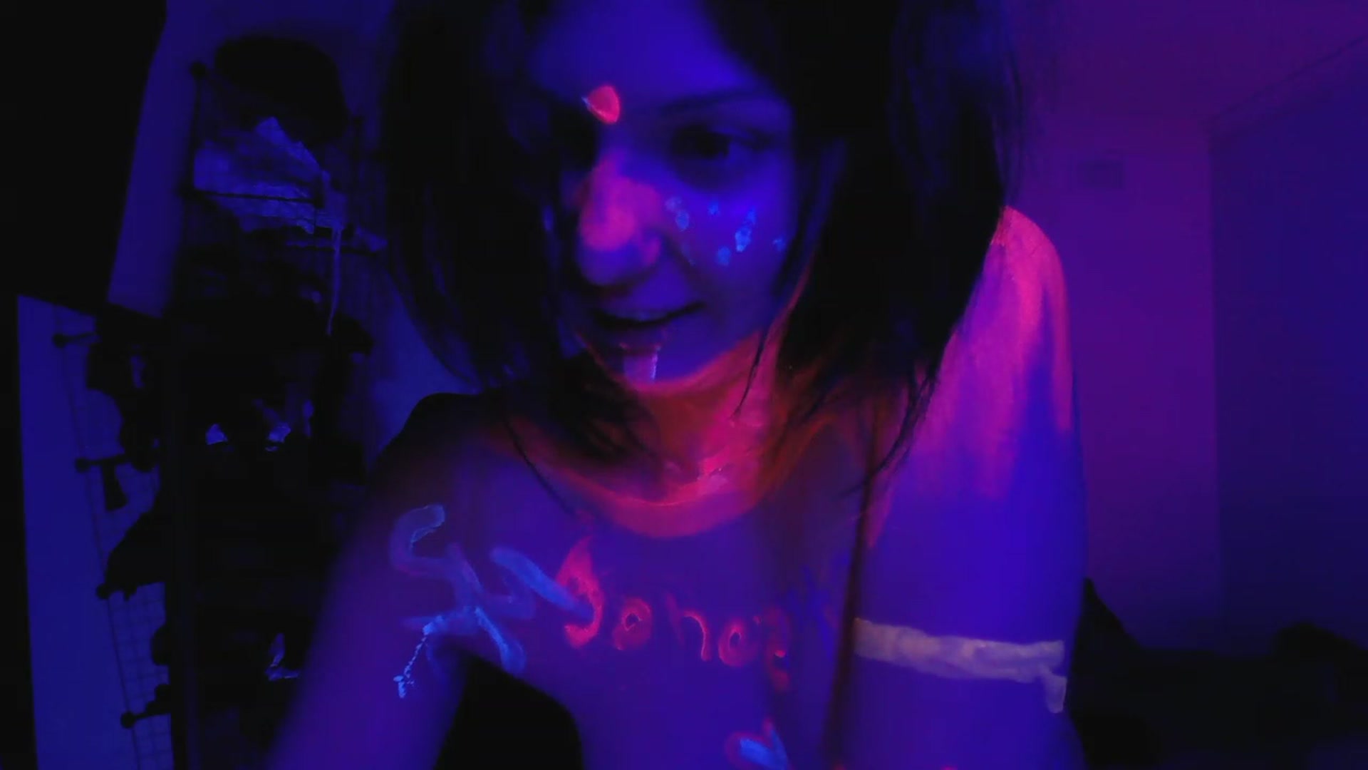 Gallery image thumbnail from RoomToAvoid's myfreecams stream on, 04/22/2023, 05:31 image 17 of 20