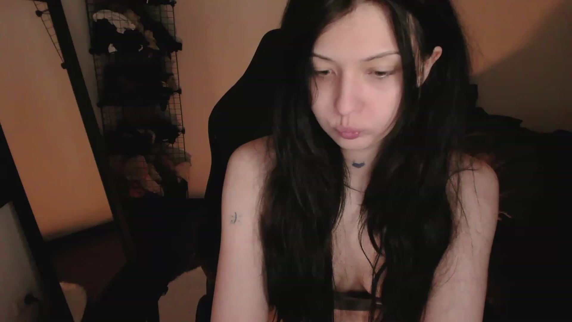 Gallery image thumbnail from RoomToAvoid's myfreecams stream on, 05/05/2023, 07:01 image 6 of 20