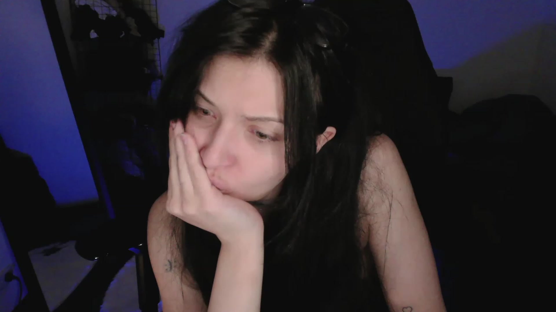 Gallery image thumbnail from RoomToAvoid's myfreecams stream on, 05/05/2023, 07:20 image 17 of 20