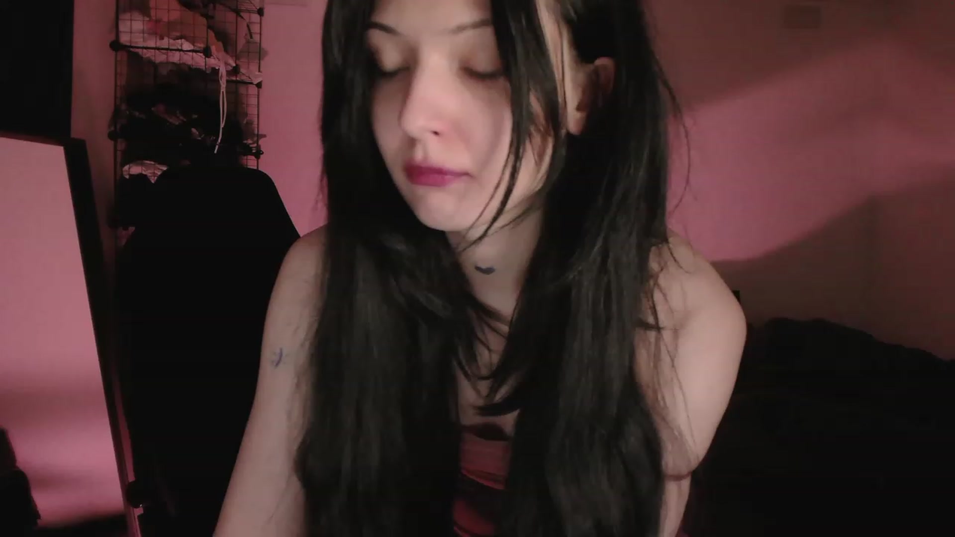 Gallery image thumbnail from RoomToAvoid's myfreecams stream on, 05/06/2023, 04:10 image 18 of 20