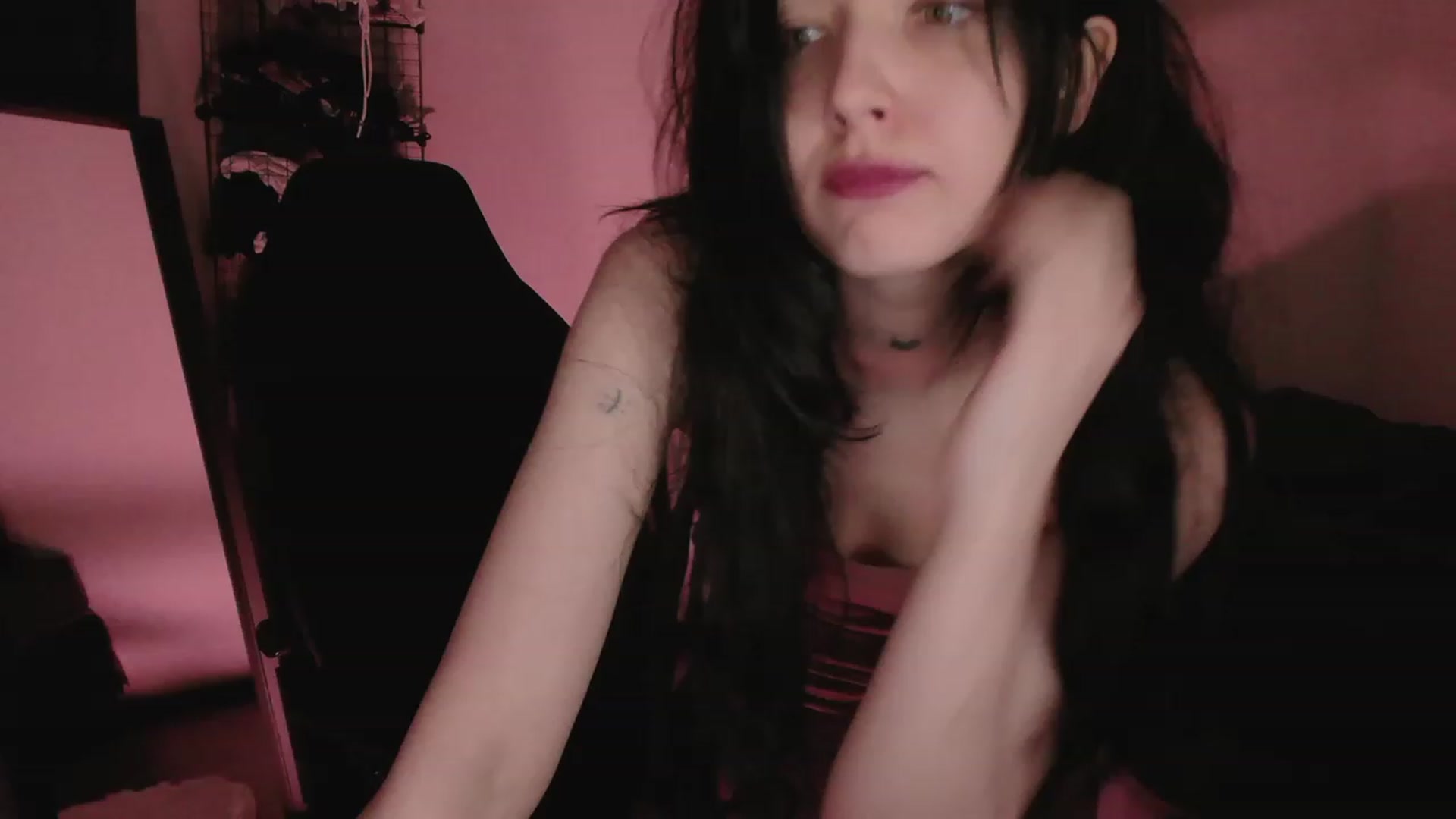 Gallery image thumbnail from RoomToAvoid's myfreecams stream on, 05/06/2023, 04:10 image 17 of 20