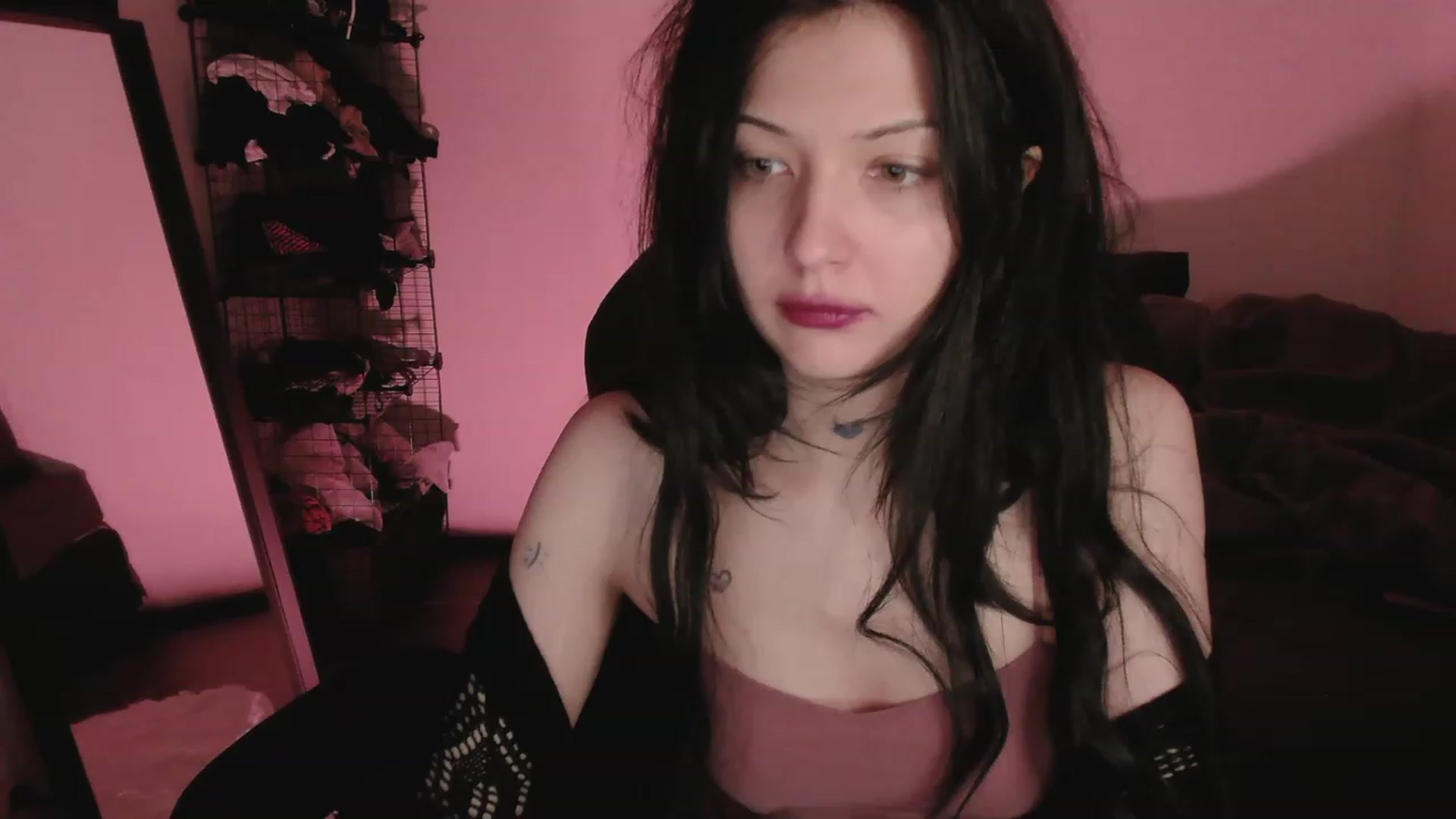 Gallery image thumbnail from RoomToAvoid's myfreecams stream on, 05/06/2023, 04:10 image 6 of 20