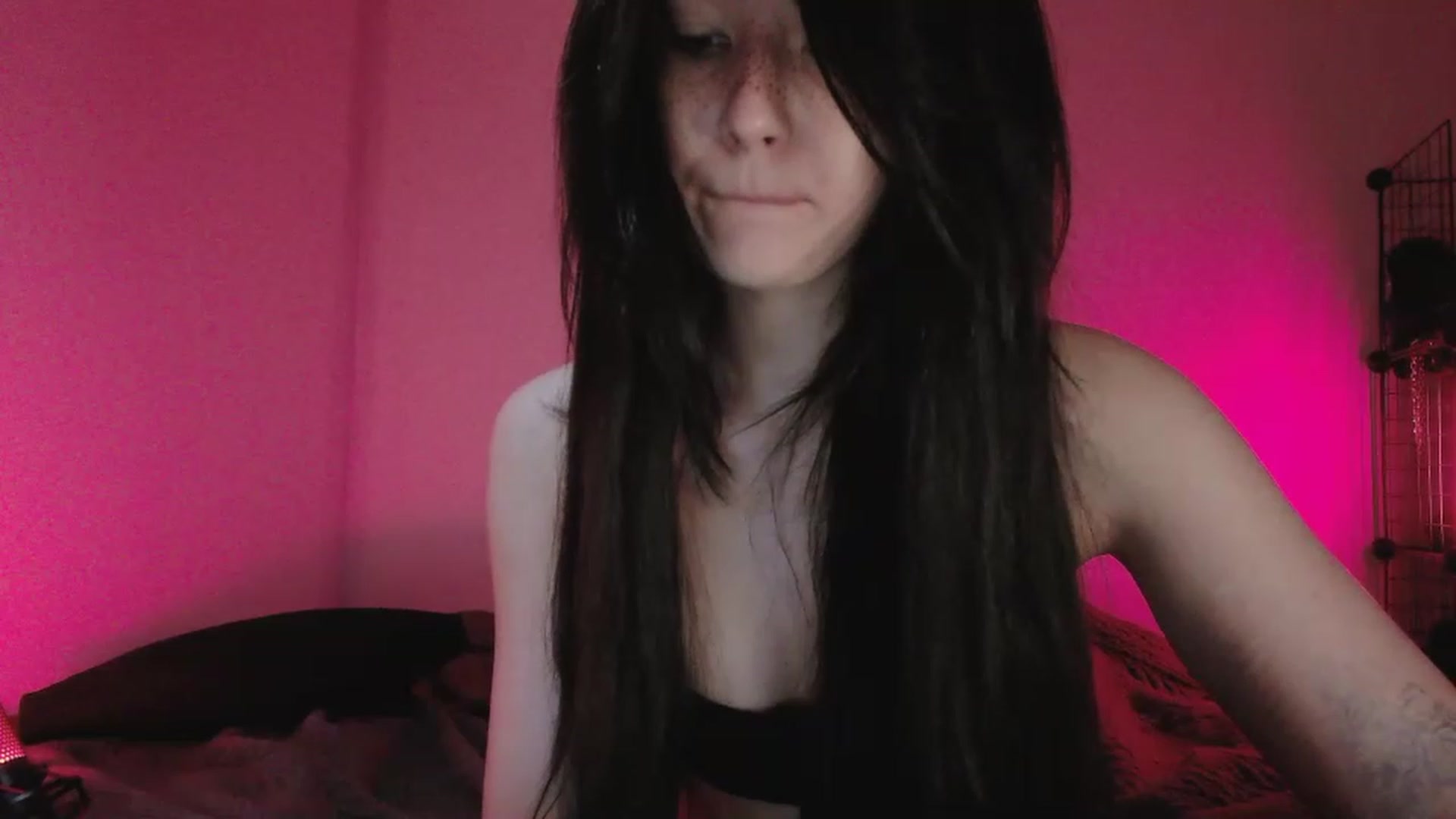 Gallery image thumbnail from RoomToAvoid's myfreecams stream on, 05/15/2023, 24:44 image 1 of 20