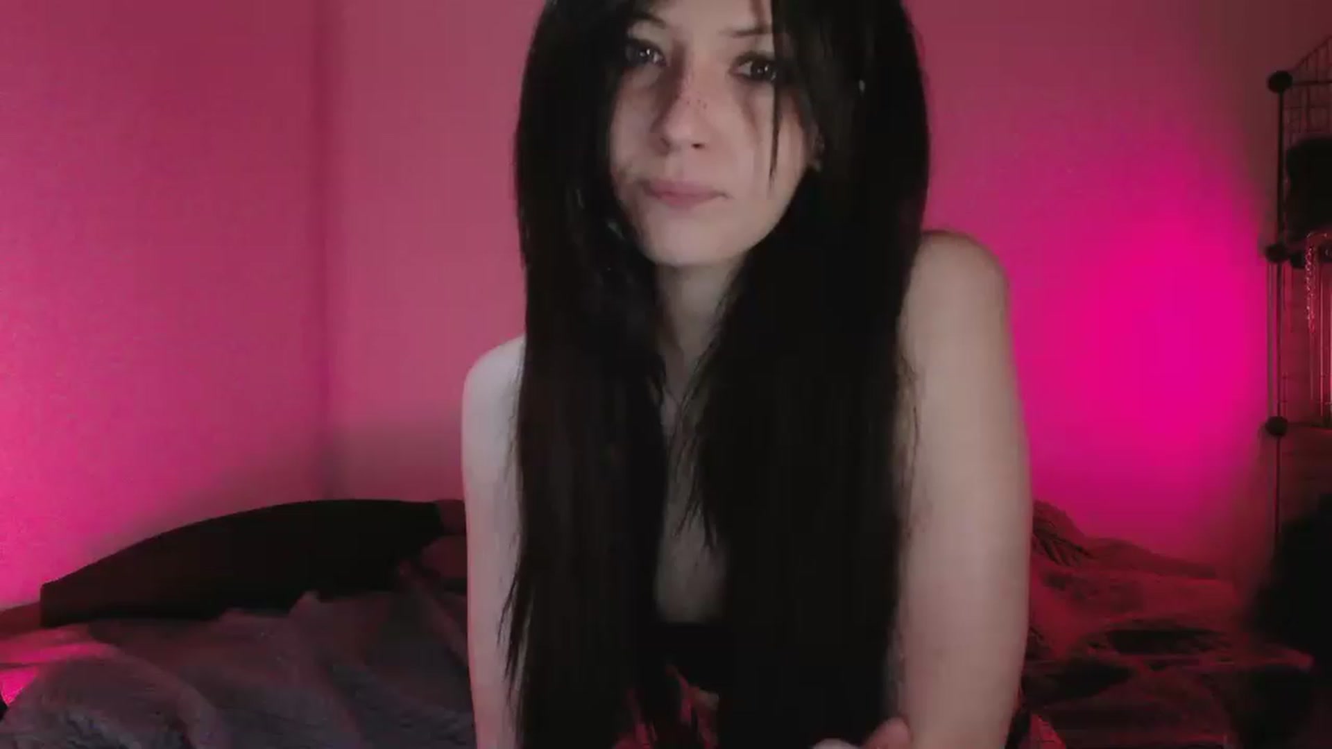 Gallery image thumbnail from RoomToAvoid's myfreecams stream on, 05/15/2023, 24:50 image 6 of 20