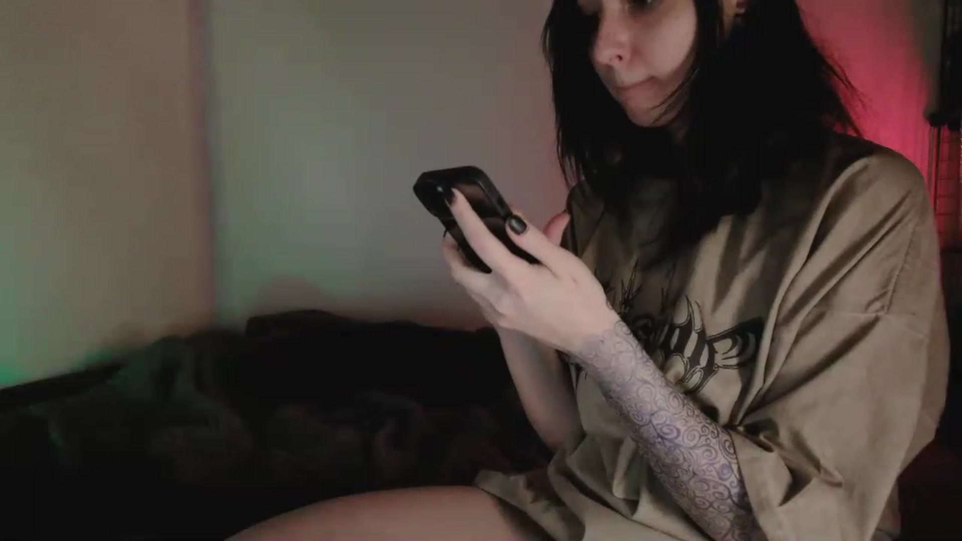 Gallery image thumbnail from RoomToAvoid's myfreecams stream on, 05/15/2023, 05:05 image 12 of 20
