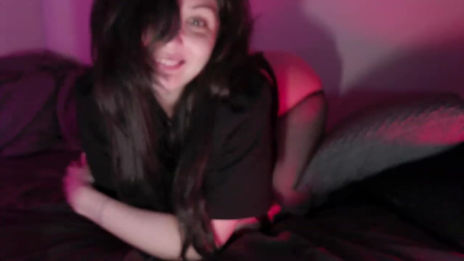 Gallery image thumbnail from RoomToAvoid's myfreecams stream on, 06/06/2023, 03:13 image 16 of 20