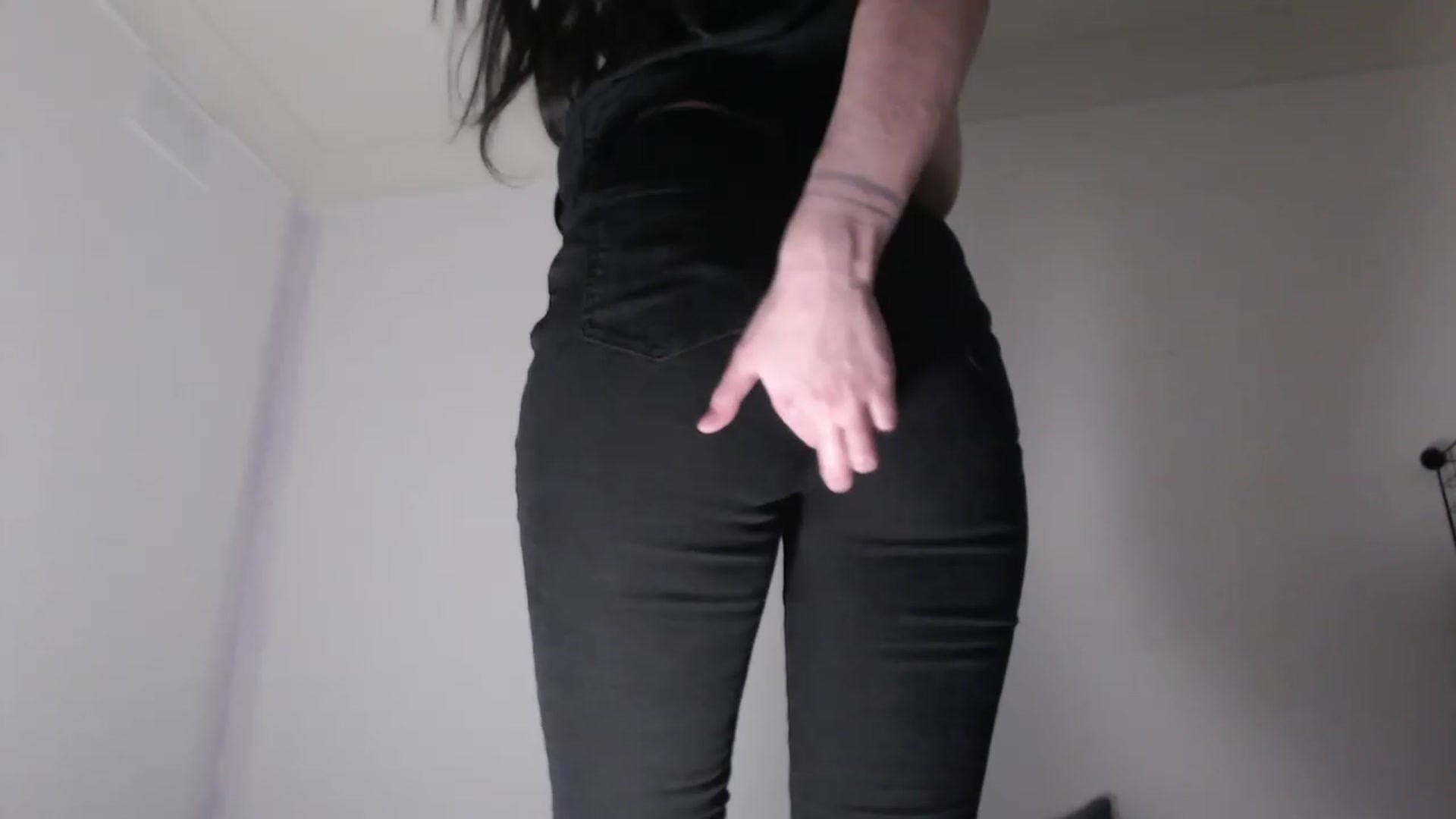Gallery image thumbnail from RoomToAvoid's myfreecams stream on, 06/06/2023, 05:05 image 3 of 20