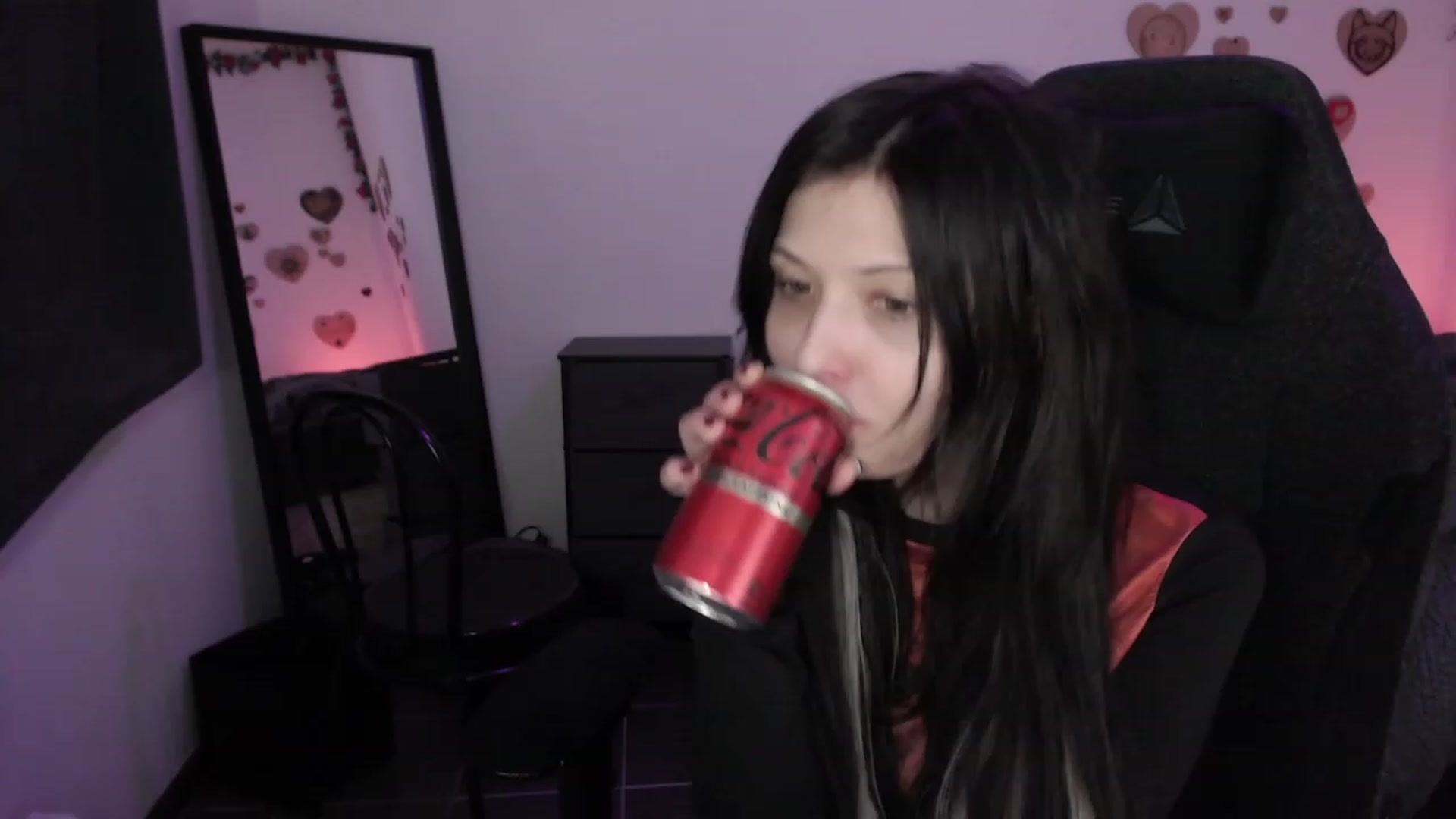 Gallery image thumbnail from RoomToAvoid's myfreecams stream on, 07/08/2023, 10:18 image 17 of 20
