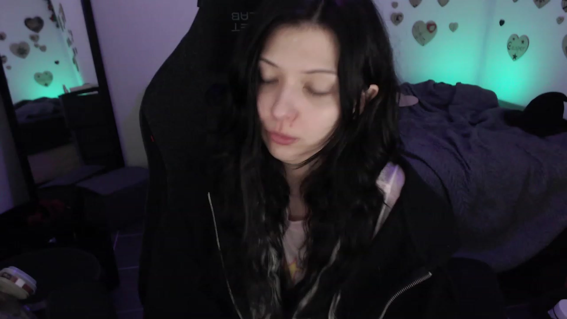 Gallery image thumbnail from RoomToAvoid's myfreecams stream on, 07/14/2023, 03:20 image 16 of 20