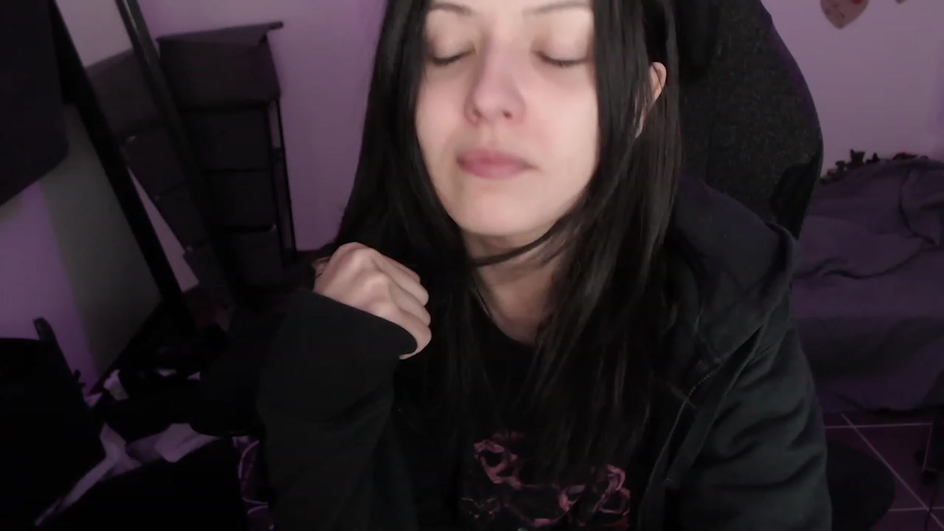 Gallery image thumbnail from RoomToAvoid's myfreecams stream on, 08/10/2023, 08:36 image 16 of 20