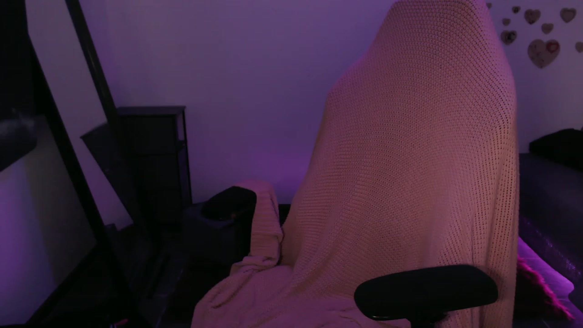 Gallery image thumbnail from RoomToAvoid's myfreecams stream on, 08/18/2023, 02:34 image 2 of 20