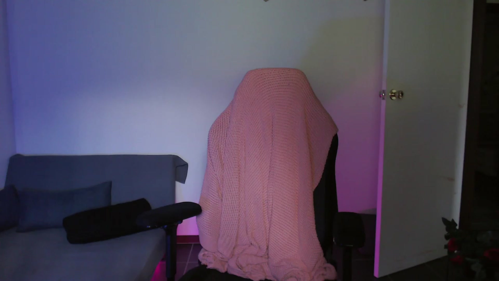 Gallery image thumbnail from RoomToAvoid's myfreecams stream on, 08/28/2023, 01:31 image 2 of 20