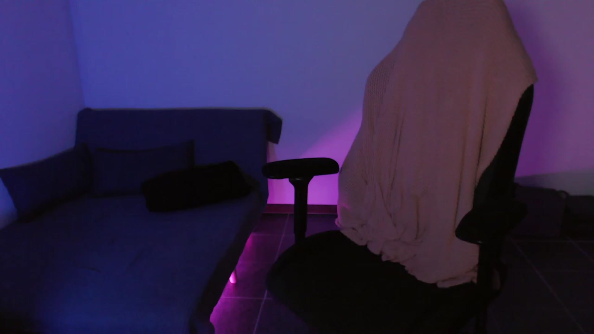 Gallery image thumbnail from RoomToAvoid's myfreecams stream on, 08/28/2023, 03:16 image 18 of 20