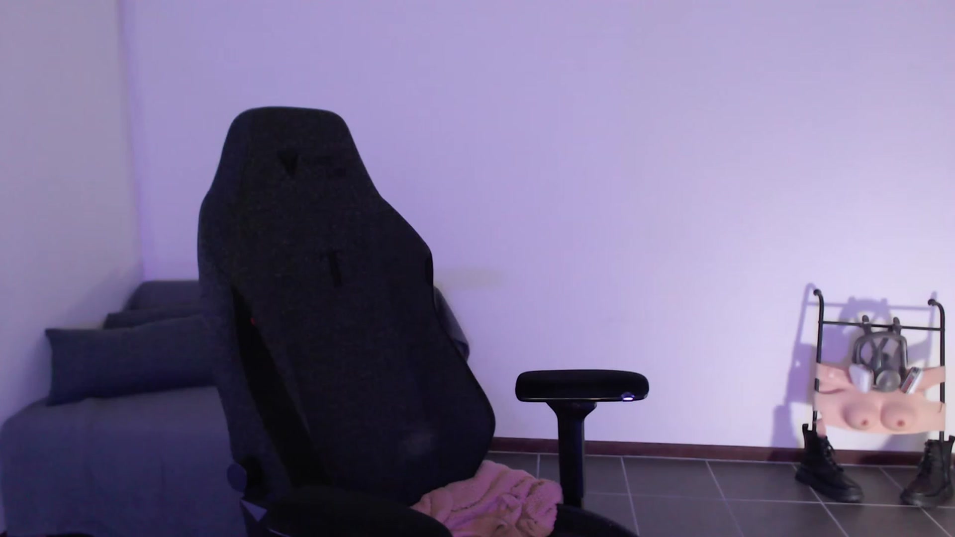 Gallery image thumbnail from RoomToAvoid's myfreecams stream on, 09/21/2023, 04:51 image 2 of 20
