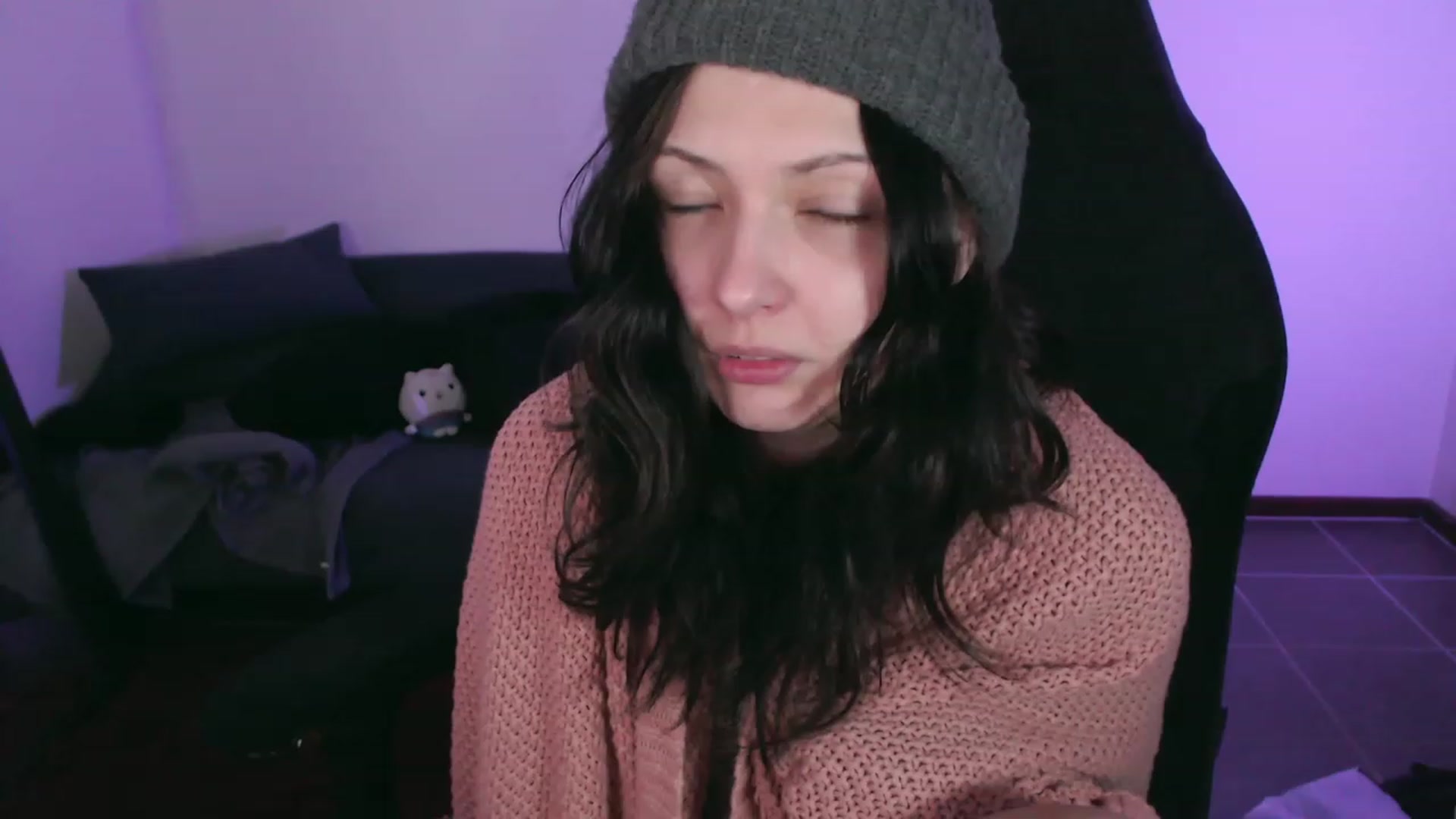 Gallery image thumbnail from RoomToAvoid's myfreecams stream on, 10/15/2023, 06:17 image 2 of 20