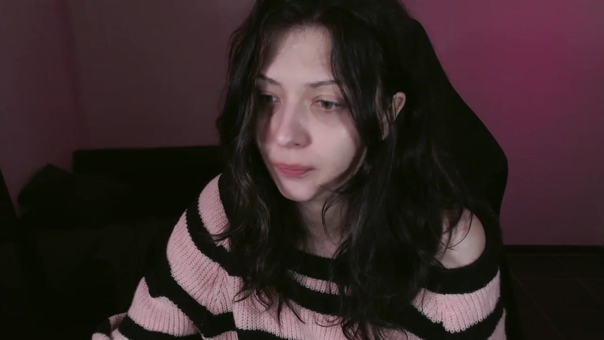 Gallery image thumbnail from RoomToAvoid's myfreecams stream on, 10/17/2023, 02:52 image 6 of 20