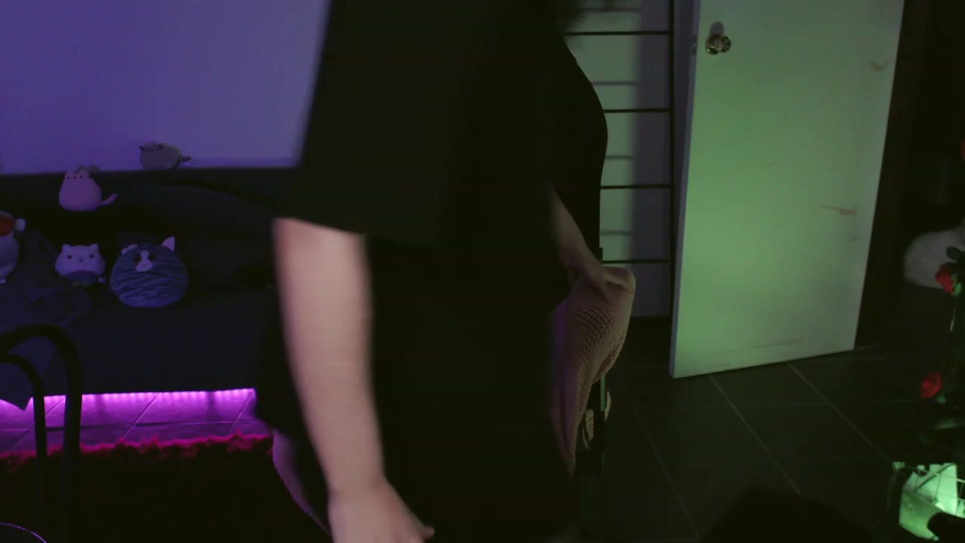 Gallery image thumbnail from RoomToAvoid's myfreecams stream on, 11/20/2023, 08:34 image 19 of 20