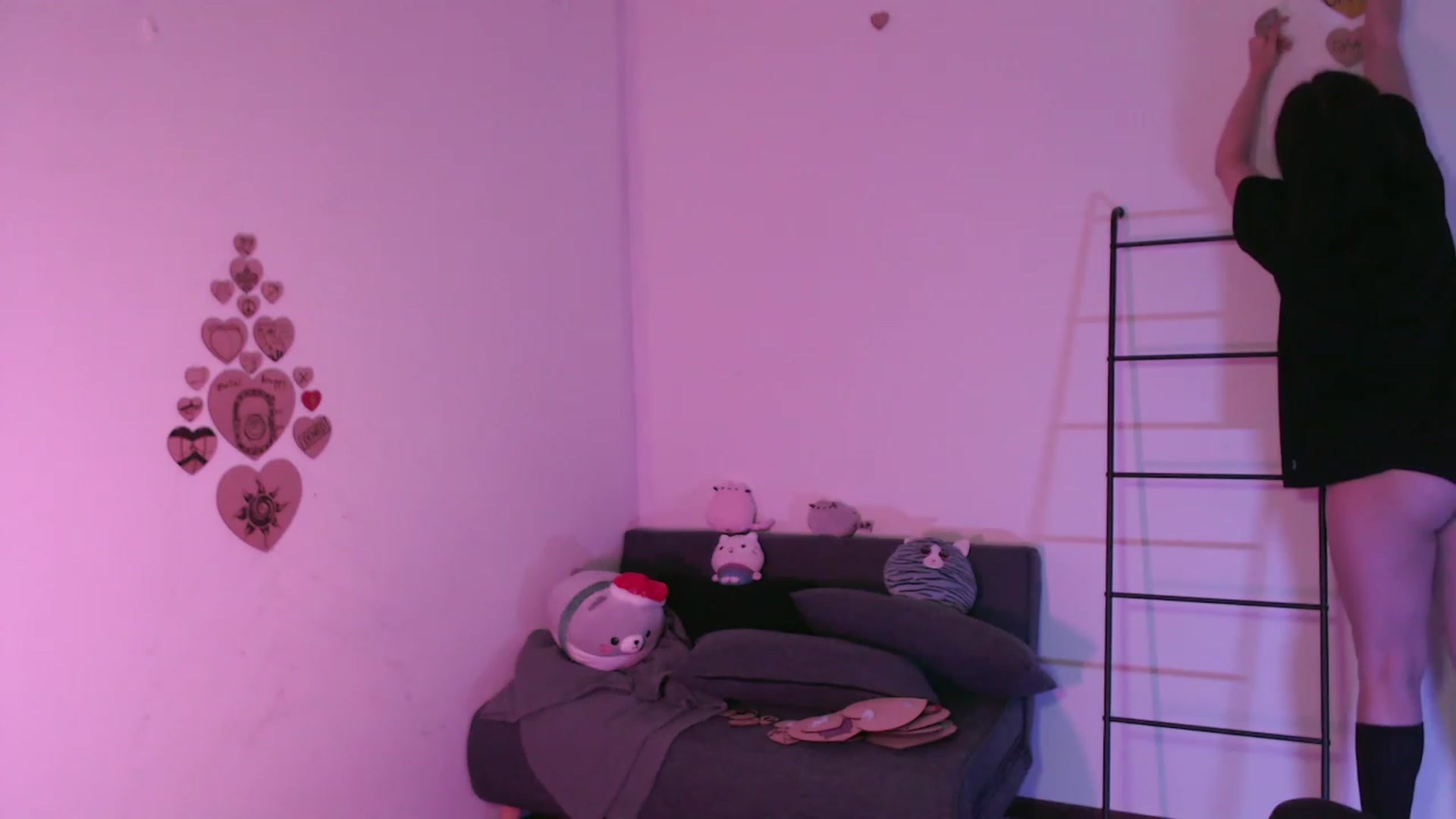 Gallery image thumbnail from RoomToAvoid's myfreecams stream on, 11/22/2023, 01:41 image 16 of 20