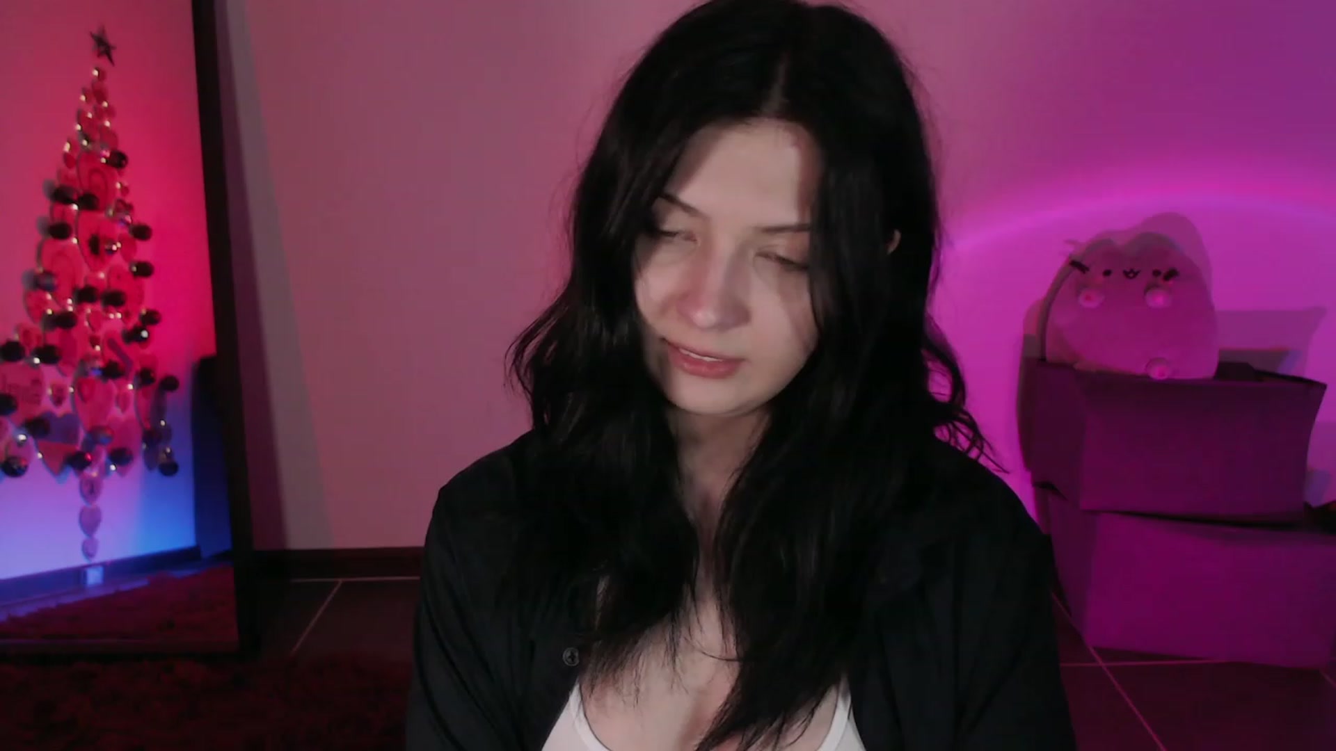 Gallery image thumbnail from RoomToAvoid's myfreecams stream on, 12/04/2023, 01:56 image 14 of 20