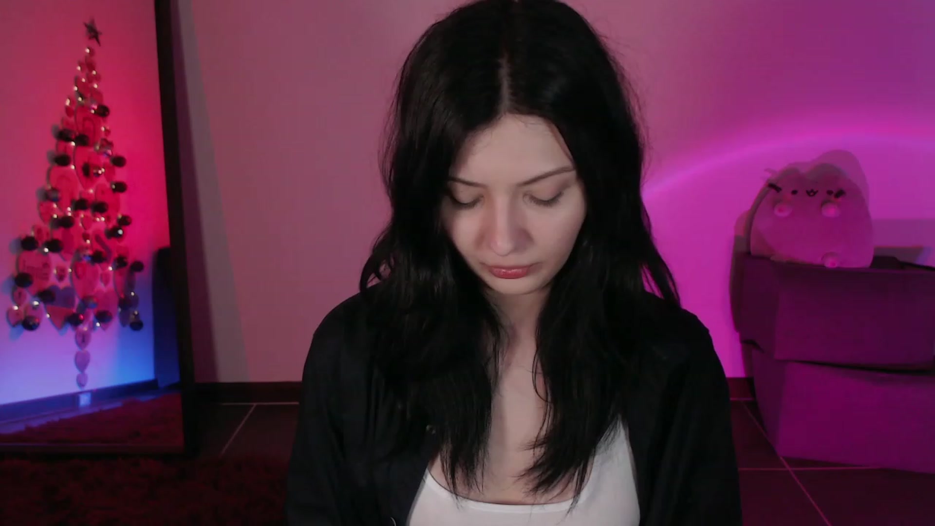 Gallery image thumbnail from RoomToAvoid's myfreecams stream on, 12/04/2023, 01:56 image 6 of 20