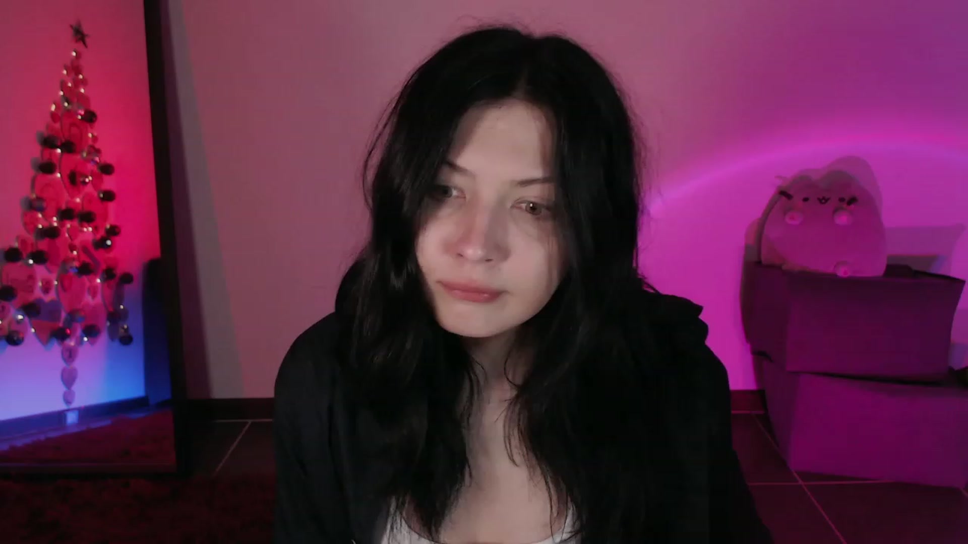 Gallery image thumbnail from RoomToAvoid's myfreecams stream on, 12/04/2023, 01:56 image 4 of 20