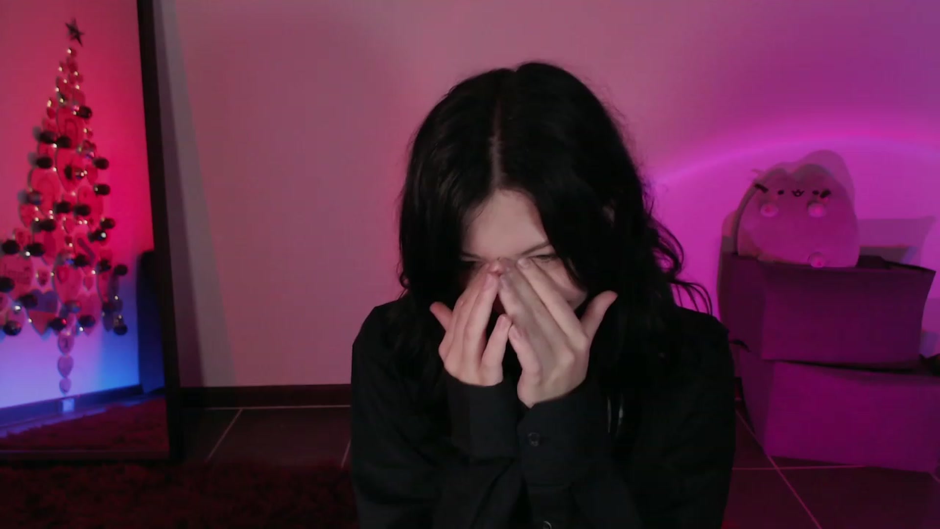 Gallery image thumbnail from RoomToAvoid's myfreecams stream on, 12/04/2023, 01:56 image 10 of 20