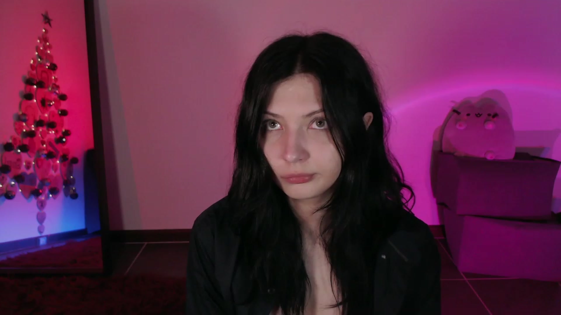 Gallery image thumbnail from RoomToAvoid's myfreecams stream on, 12/04/2023, 01:56 image 11 of 20