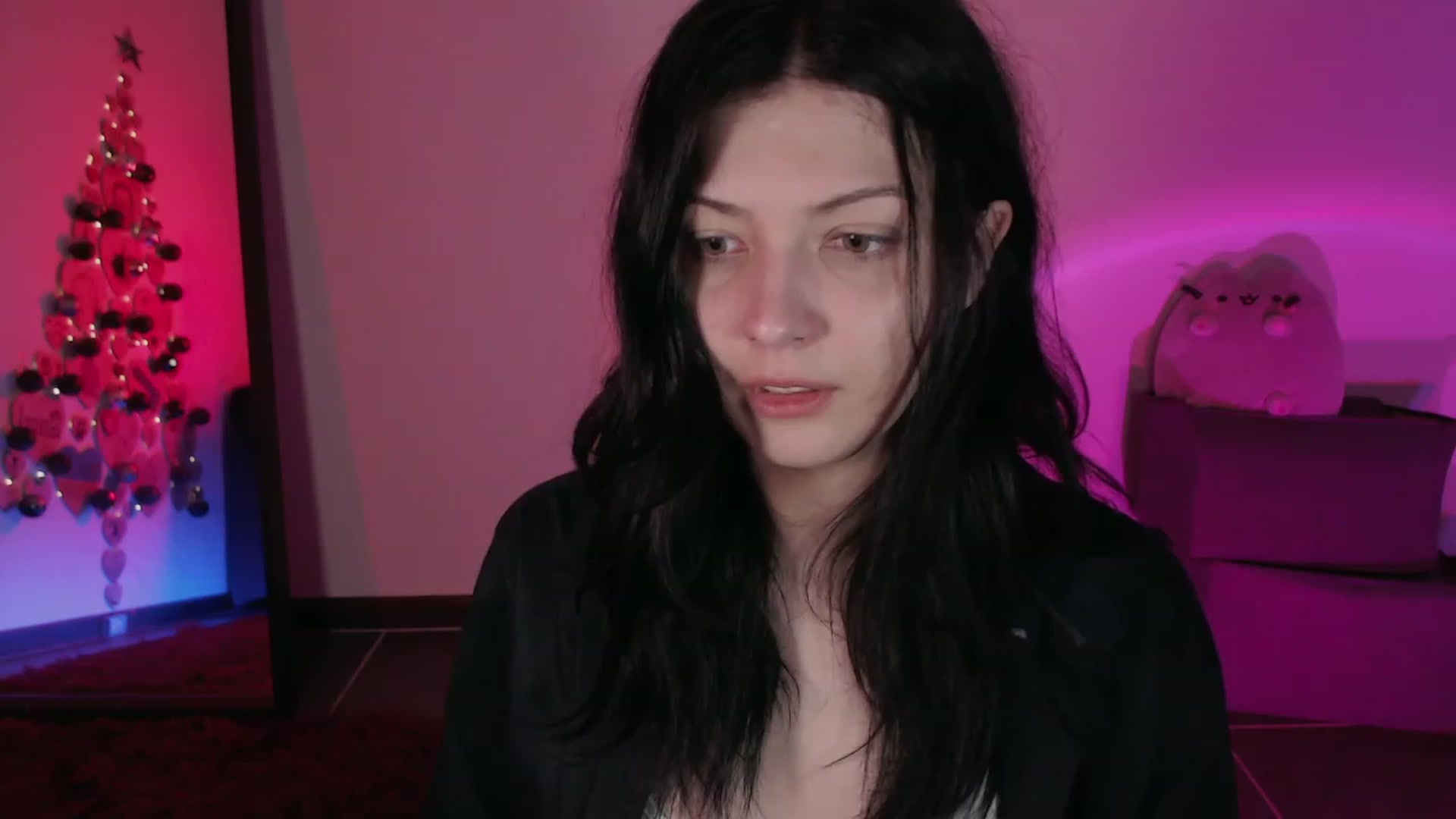 Gallery image thumbnail from RoomToAvoid's myfreecams stream on, 12/04/2023, 01:56 image 13 of 20