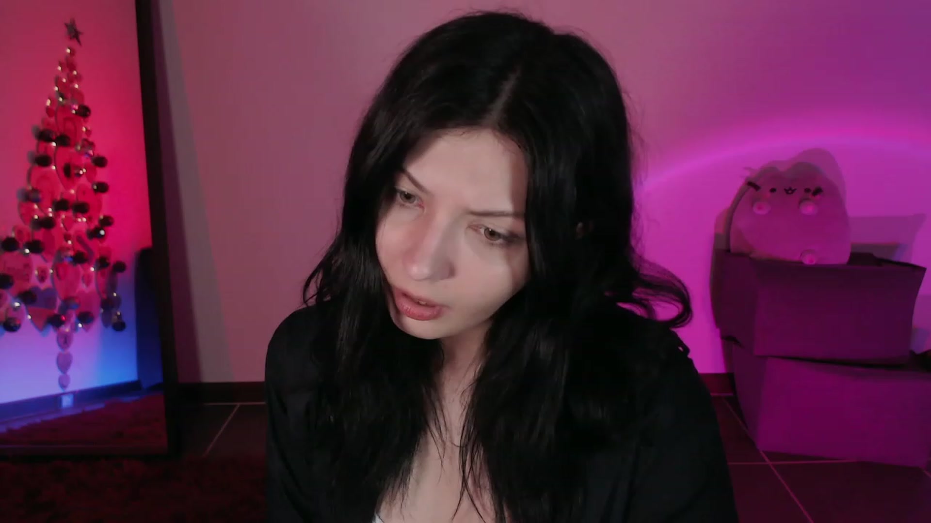 Gallery image thumbnail from RoomToAvoid's myfreecams stream on, 12/04/2023, 01:56 image 9 of 20