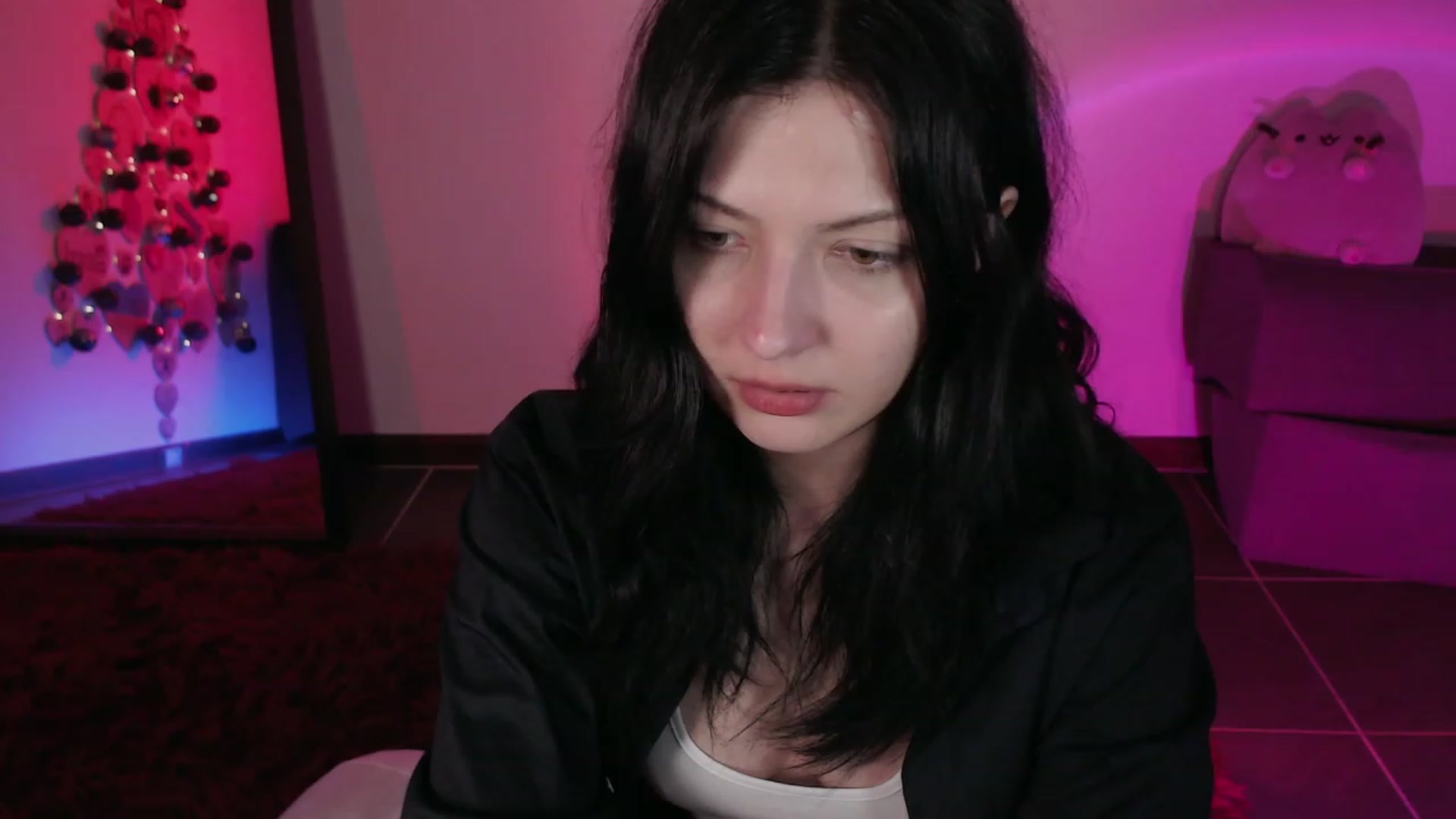 Gallery image thumbnail from RoomToAvoid's myfreecams stream on, 12/04/2023, 03:56 image 4 of 20